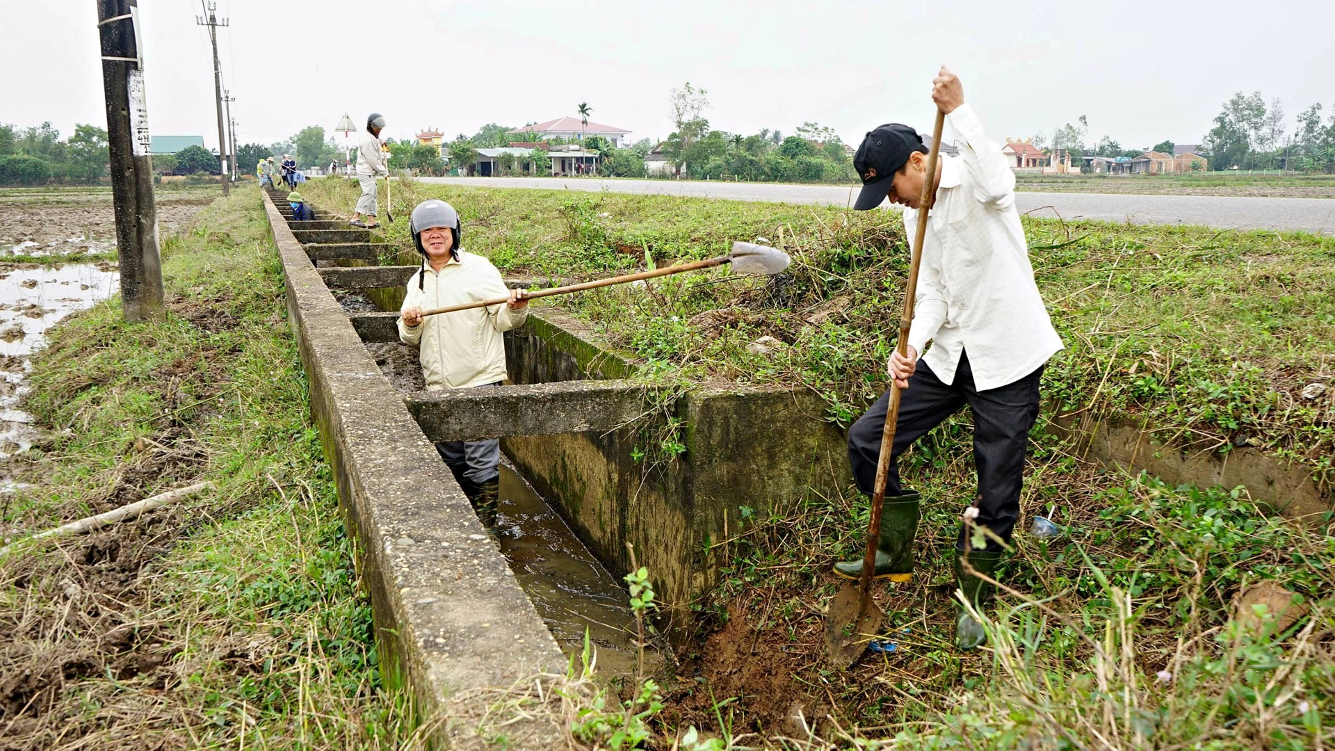 Ra quân nạo vét kênh mương thủy lợi trước vụ đông-xuân tại xã Vĩnh Thủy - Ảnh: L.A