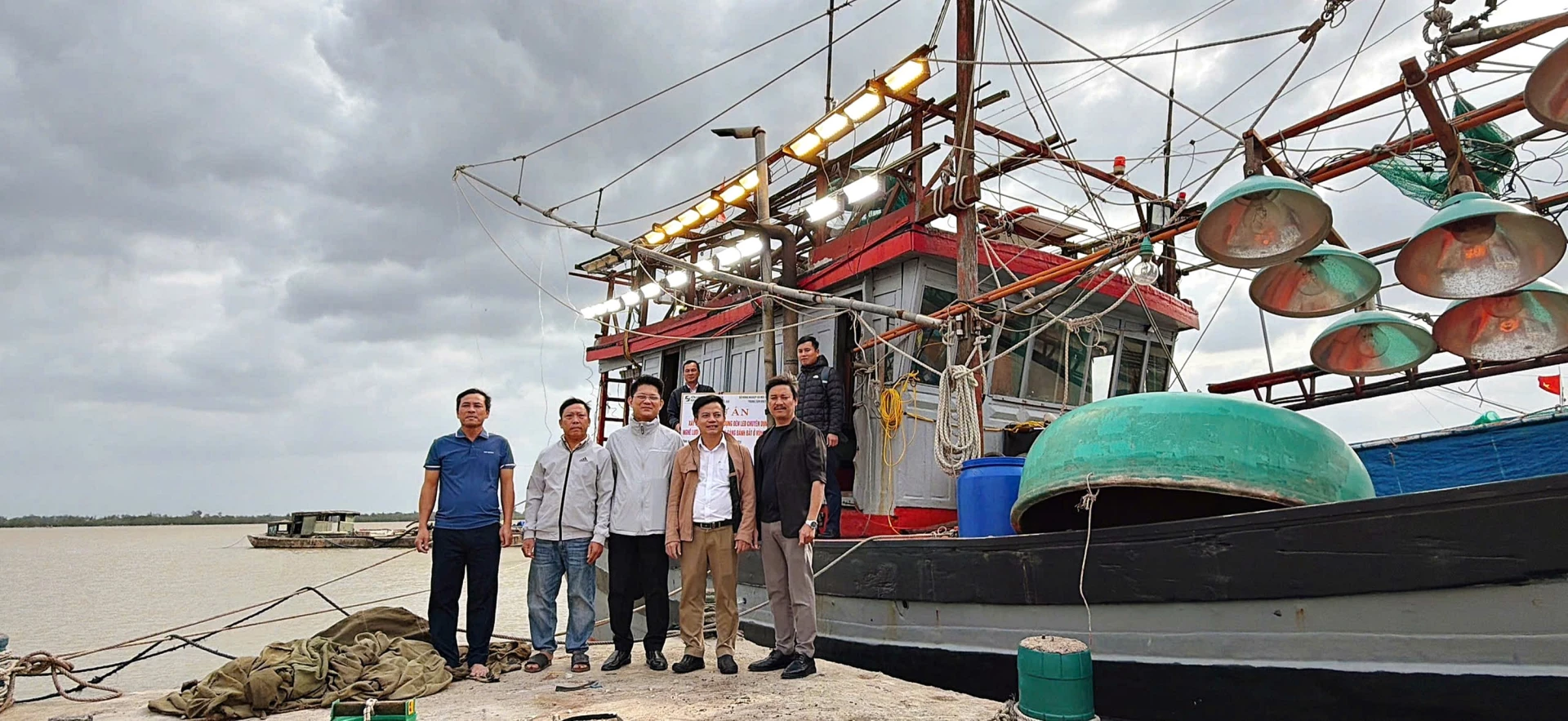 Kiểm tra đèn LED trên tàu cá QT 92929TS của ông Hồ Văn Dũng sau khi lắp đặt - Ảnh: L.A