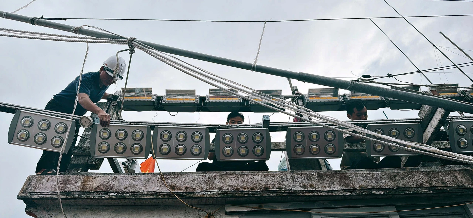 Lắp đặt đèn LED chuyên dụng trên tàu cá QT 91027TS do ông Hồ Văn Thu làm thuyền trưởng - Ảnh: L.A