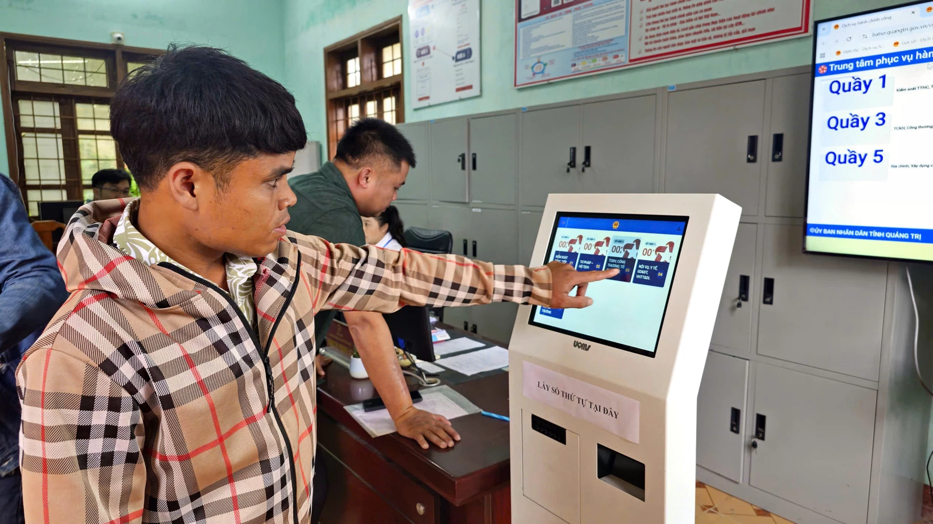 Các địa phương được đầu tư hạ tầng công nghệ thông tin để giải quyết thủ tục hành chính trực tuyến - Ảnh: L.A