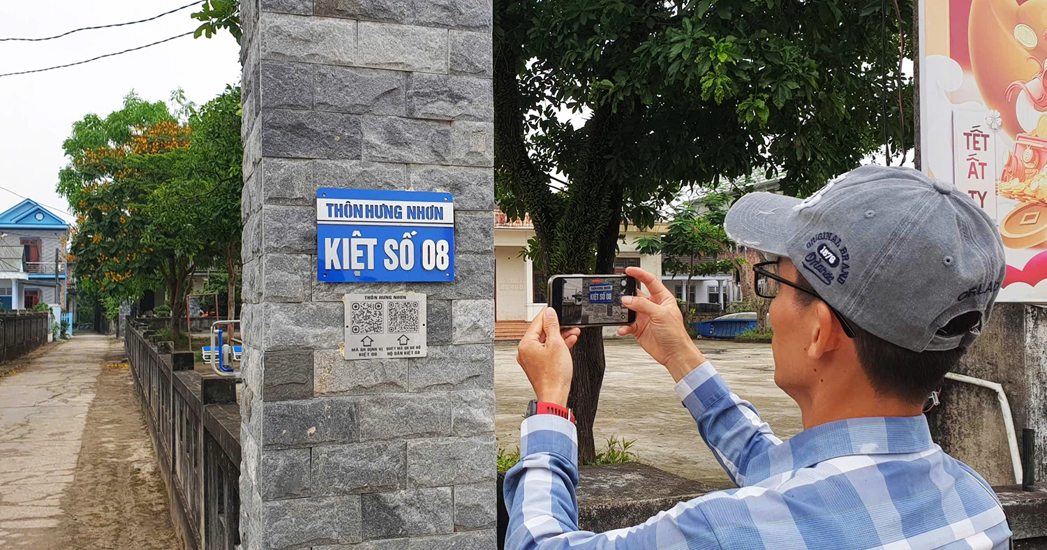 Du khách đến thôn Hưng Nhơn quét mã QR để tìm địa chỉ một cách dễ dàng - Ảnh: Q.H