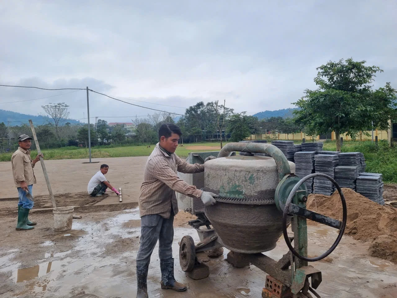 Sau khi lao động ở Nhật Bản, anh Hồ Văn Trường, ở thôn Tà Rụt 1 có tay nghề vững vàng để trở về quê làm việc - Ảnh: M.L