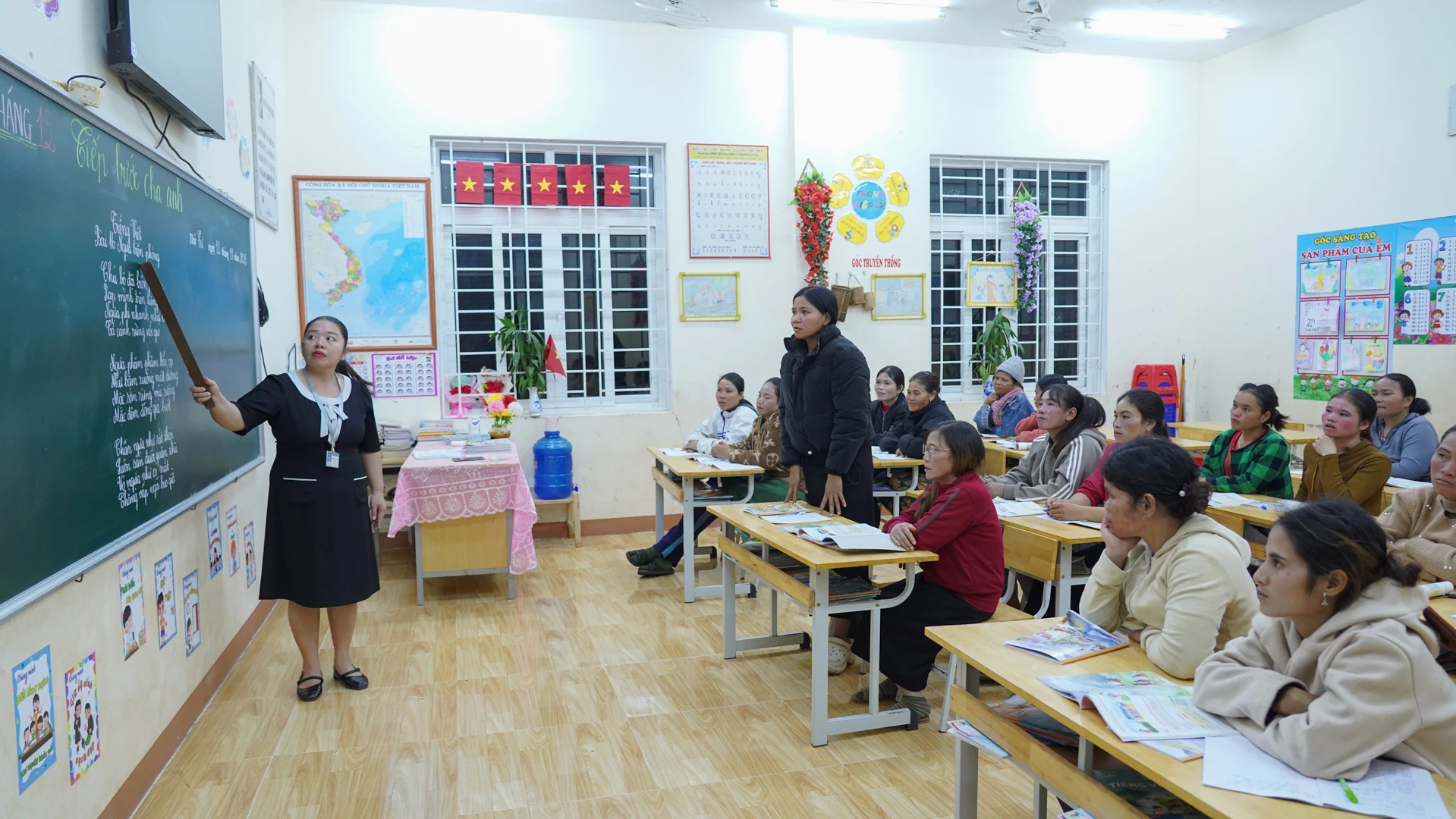 Lớp học xóa mù chữ tổ chức tại xã Lìa thu hút hàng chục phụ nữ tham gia - Ảnh: L.T