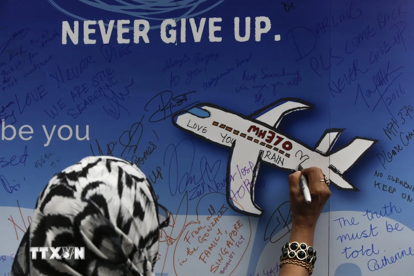 Thông điệp tưởng nhớ các nạn nhân MH370. (Ảnh: AFP/TTXVN)