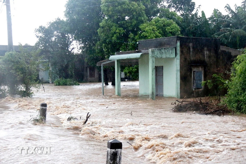Mưa lớn gây ngập nặng tại xã Hàm Liêm, tỉnh Lâm Đồng. (Ảnh: Hồng Hiếu/TTXVN)