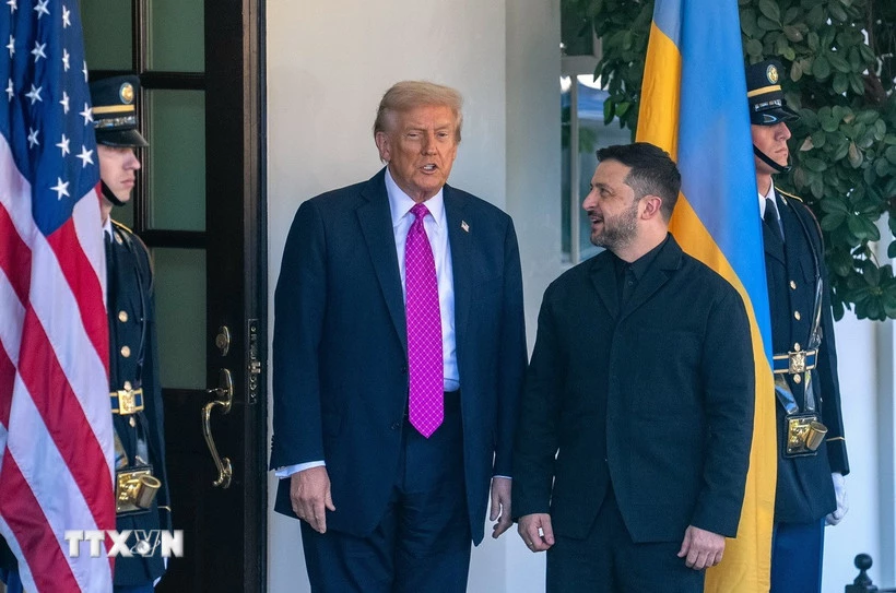 Tổng thống Mỹ Donald Trump (thứ 2, trái) trong cuộc gặp Tổng thống Ukraine Volodymyr Zelensky (phải) tại Nhà Trắng ở Washington, D.C., ngày 17/10/2025. (Ảnh: THX/TTXVN)