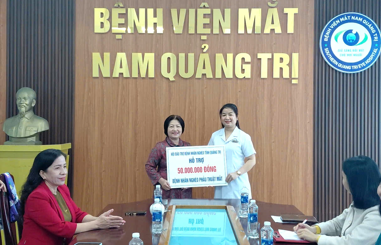 Đại diện lãnh đạo Bệnh viện Mắt Nam Quảng Trị nhận hỗ trợ từ Hội Bảo trợ bệnh nhân nghèo tỉnh. Ảnh: H.Tr.