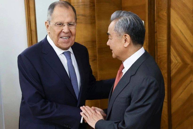 Ngoại trưởng Nga Sergei Lavrov và người đồng cấp Trung Quốc Vương Nghị. (Nguồn: AFP)