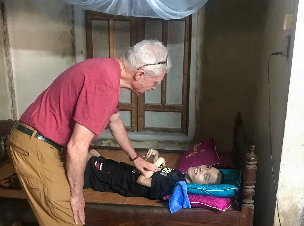  Sự ân cần và sẻ chia của các cựu binh Mỹ đối với nạn nhân chất độc da cam đã giúp xóa nhòa khoảng cách và hàn gắn nỗi đau quá khứ.