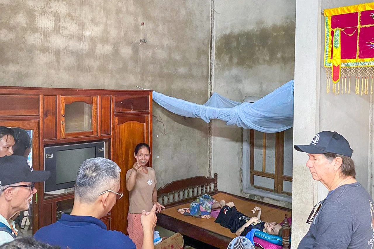 Gia đình anh Rin sống trong hoàn cảnh khó khăn nhưng luôn nhận được sự quan tâm của cộng đồng và các tổ chức nhân đạo như RENEW.