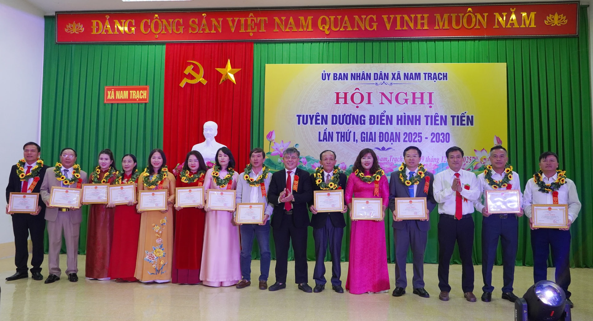 Lãnh đạo xã Nam Trạch khen thưởng các tập thể tiêu biểu, giai đoạn 2020-2025 - Ảnh: L.M