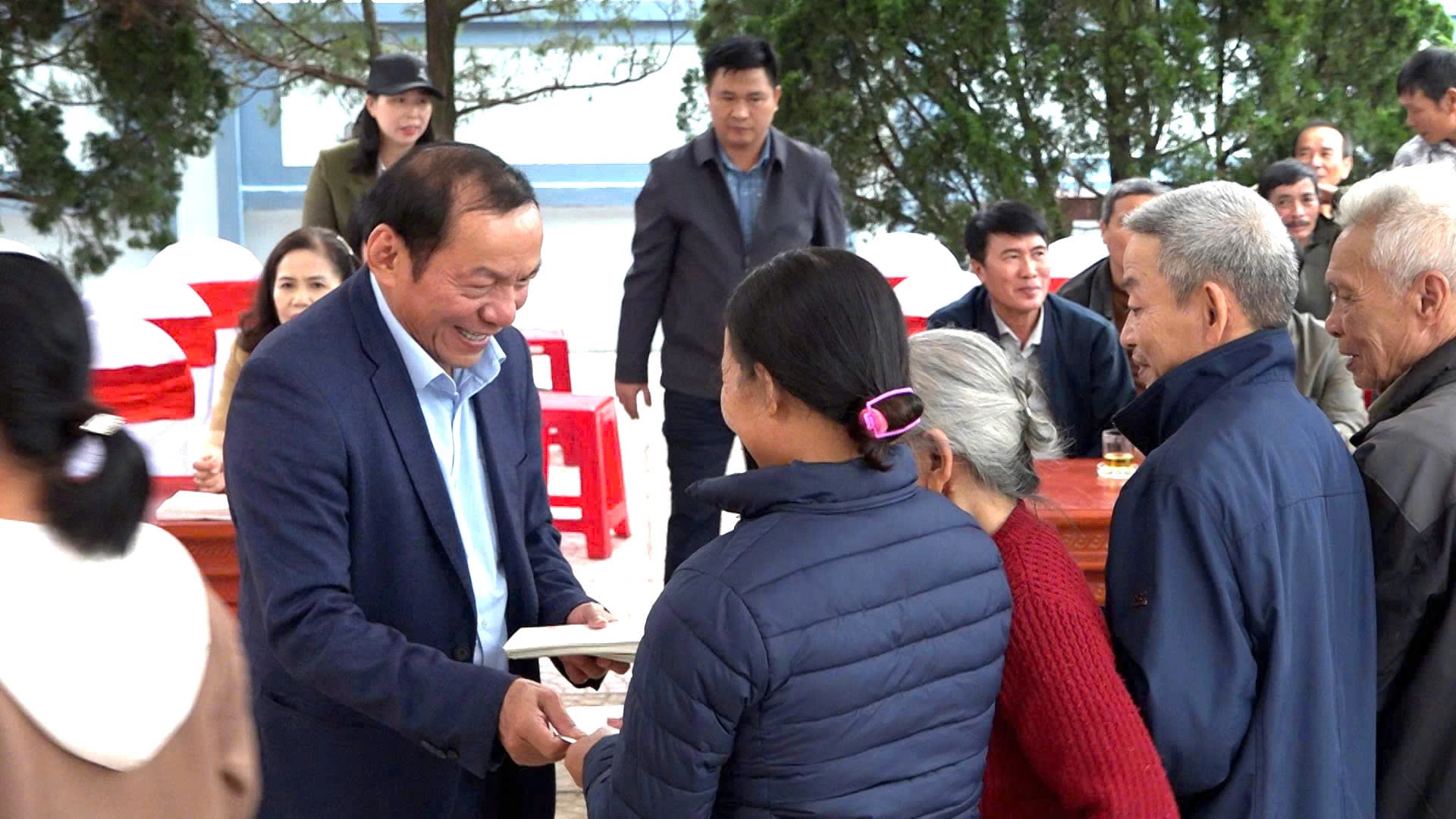 Đồng chí Nguyễn Văn Hùng, Bộ trưởng Bộ Văn hóa, Thể thao và Du lịch trao tặng quà đến thân nhân liệt sĩ - Ảnh: NT