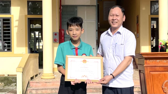 Khen thưởng học sinh nhặt được của rơi, trả người đánh mất