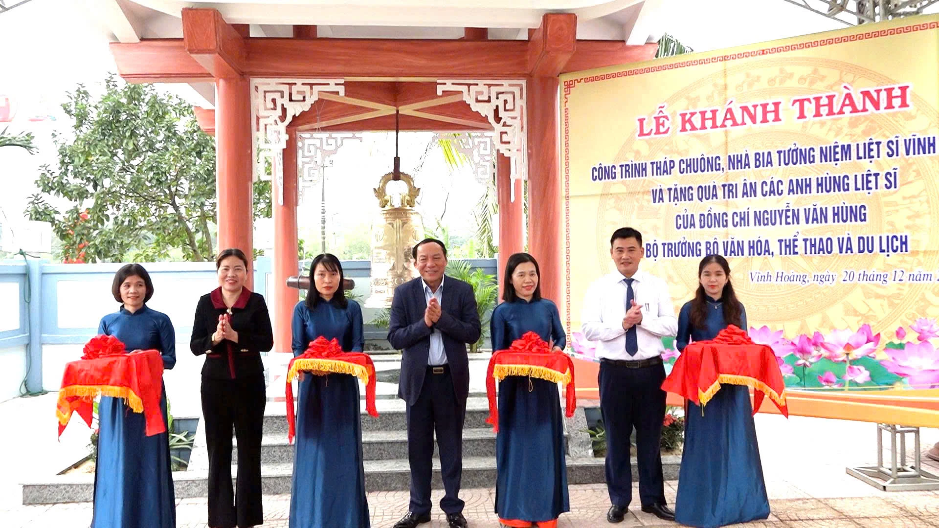 Đồng chí Nguyễn Văn Hùng, Bộ trưởng Bộ Văn hóa, Thể thao và Du lịch và lãnh đạo xã Vĩnh Hoàng cắt băng khánh thành công trình tháp chuông, nhà bia tưởng niệm liệt sĩ Vĩnh Trung - Ảnh: NT