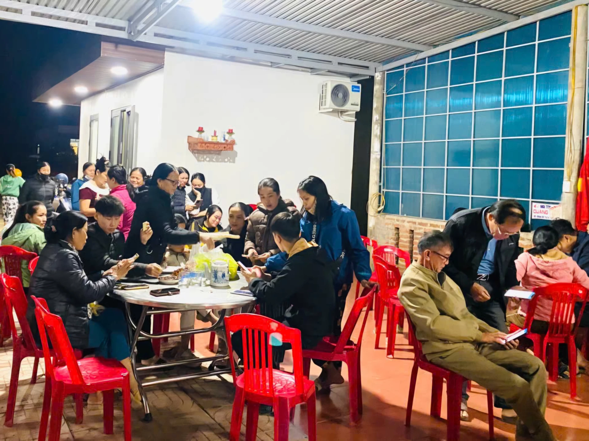 Người dân thôn Nam Hiếu, xã Hiếu Giang được hướng dẫn cài đặt sử dụng các nền tảng số - Ảnh: N.T.H