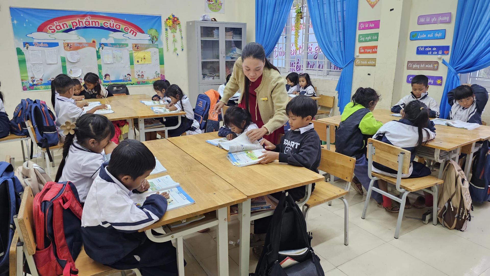 Gieo chữ ở Trường phổ thông dân tộc bán trú Tiểu học và Trung học cơ sở A Vao - Ảnh: N.T.H