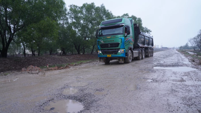 Quốc lộ 15D qua xã Mỹ Thuỷ hư hỏng: Yêu cầu chủ đầu tư dự án Khu Bến cảng Mỹ Thủy sửa đường