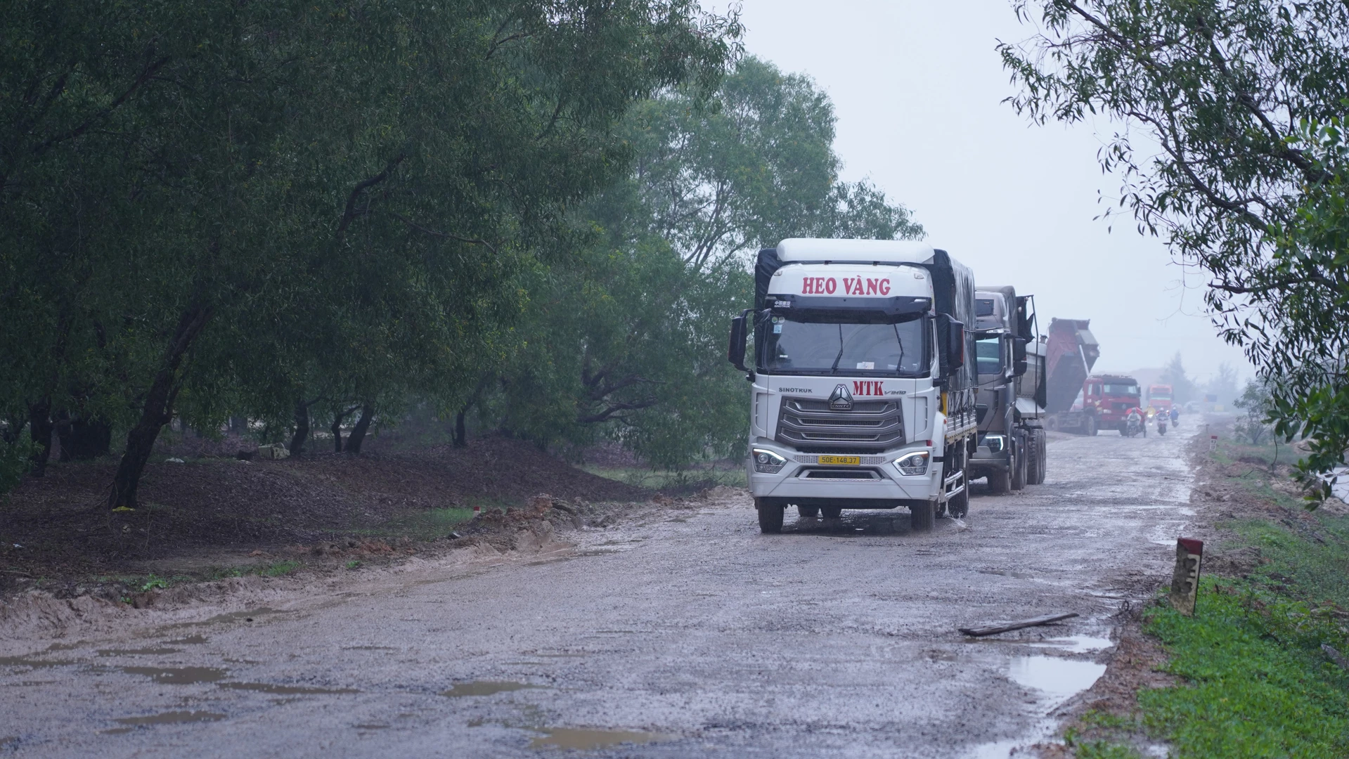 Lưu lượng phương tiện tải trọng lớn thường xuyên lưu thông khiến đoạn đầu Quốc lộ 15D qua xã Mỹ Thuỷ hư hỏng nghiêm trọng - Ảnh: Lê Trường