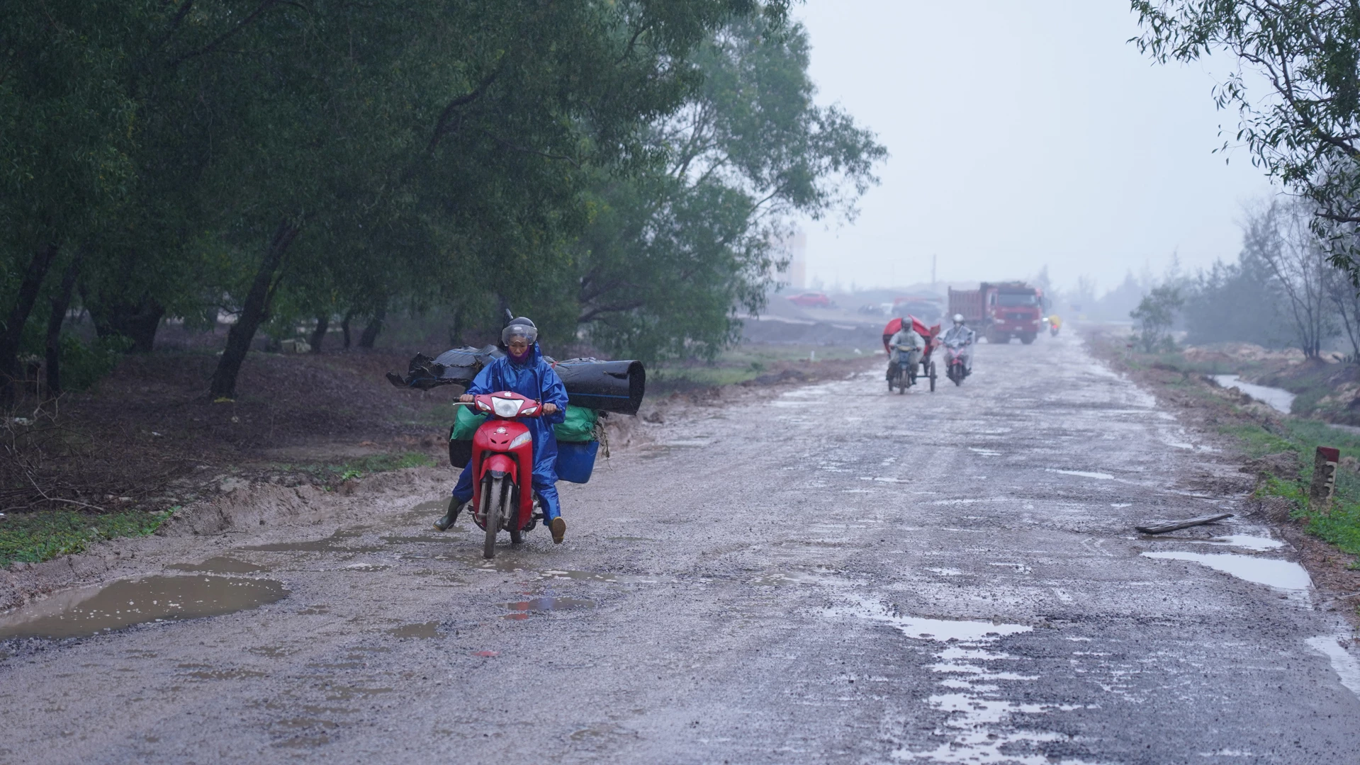 Mặt đường xuất hiện nhiều ổ gà, ổ voi và đọng nước khi mưa khiến người đi đường gặp nhiều khó khăn - Ảnh: Lê Trường