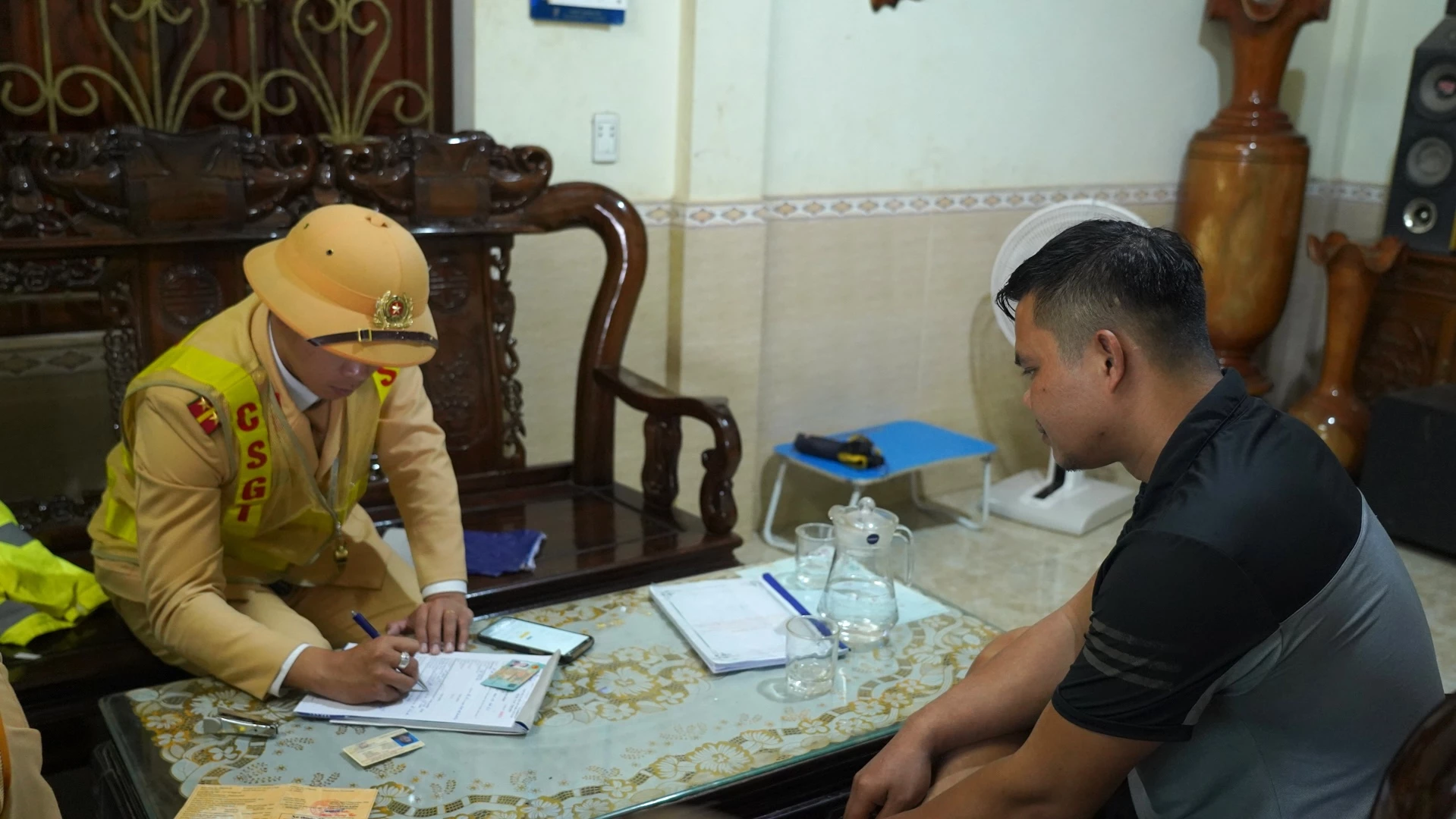 Lực lượng CSGT lập biên bản đối với các phương tiện dừng đỗ không đúng nơi quy định tại khu vực nút giao Quốc lộ 9 và cao tốc Vạn Ninh - Cam Lộ - Ảnh: Lê Trường