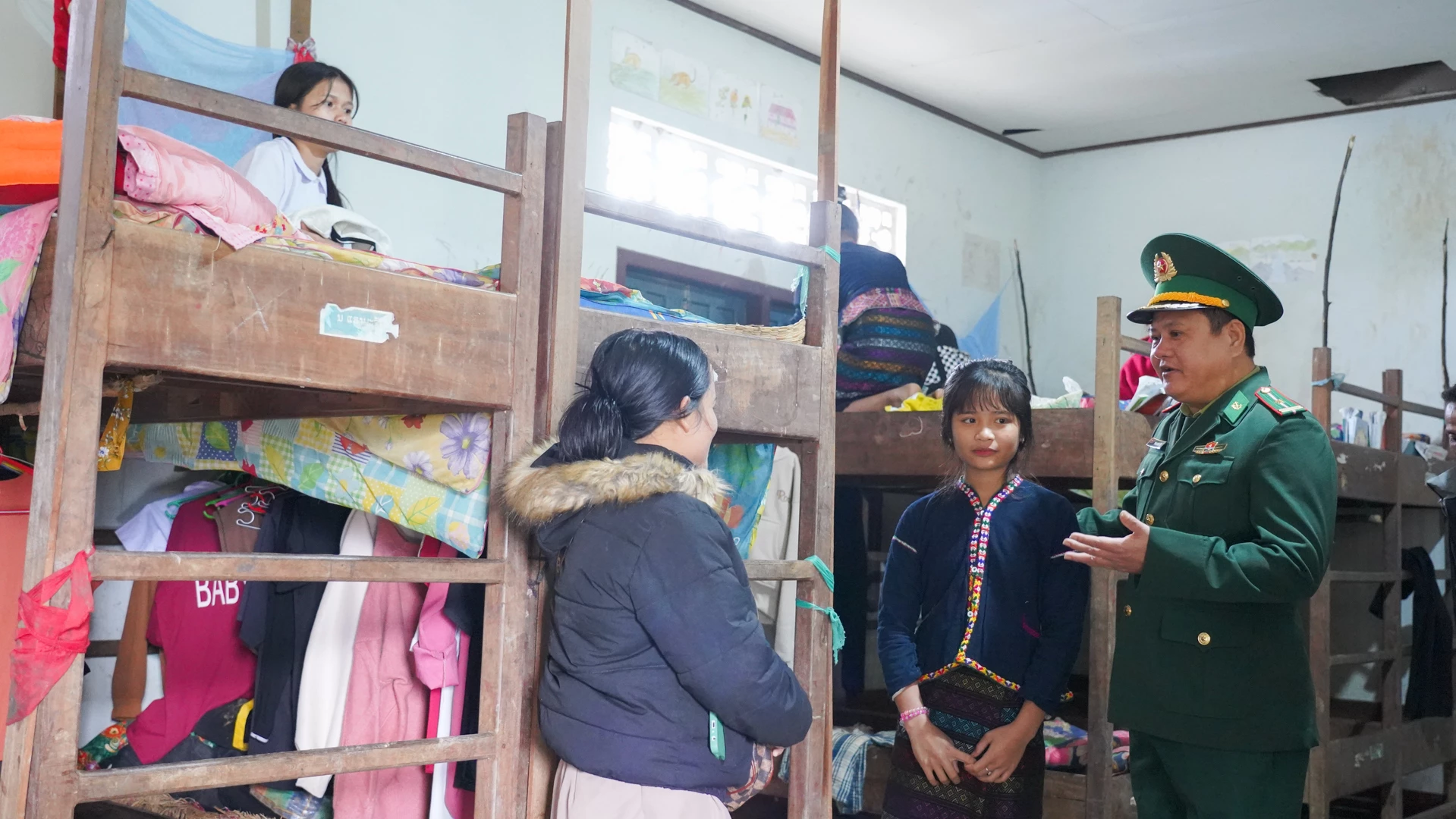 Thiếu tá Phan Quang Vĩnh động viên học sinh Trường THCS Nội trú La Cồ vươn lên trong học tập 