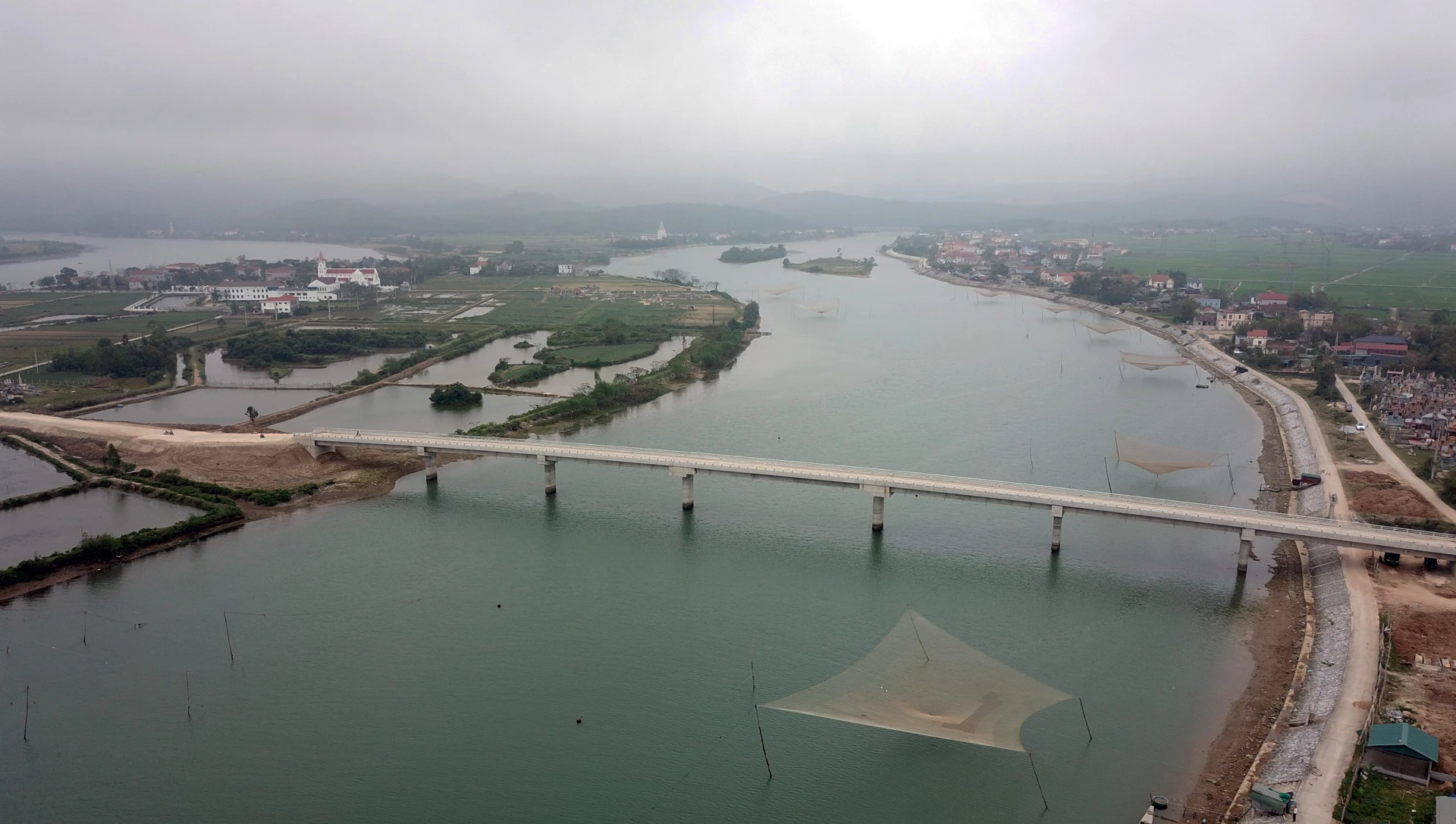 Cử tri xã Nam Gianh đề nghị tỉnh quan tâm đầu tư hệ thống điện chiếu sáng trên cầu Cồn Nâm để bảo đảm an toàn giao thông - Ảnh: N.M