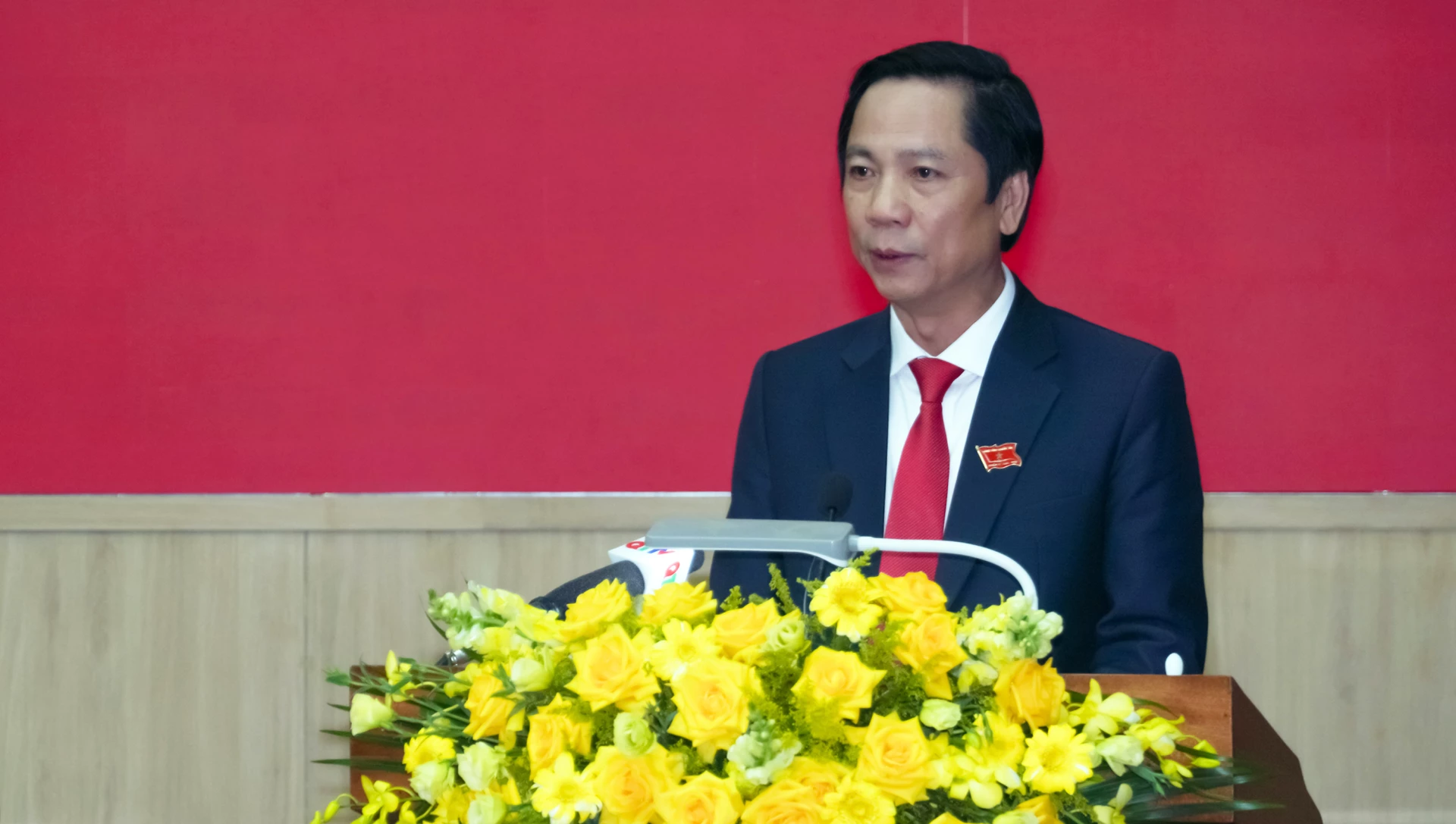 Đồng chí Hoàng Nam, Ủy viên Ban Thường vụ Tỉnh ủy, Phó Chủ tịch Thường trực UBND tỉnh trình bày báo tại kỳ họp - Ảnh: Ngọc Hải