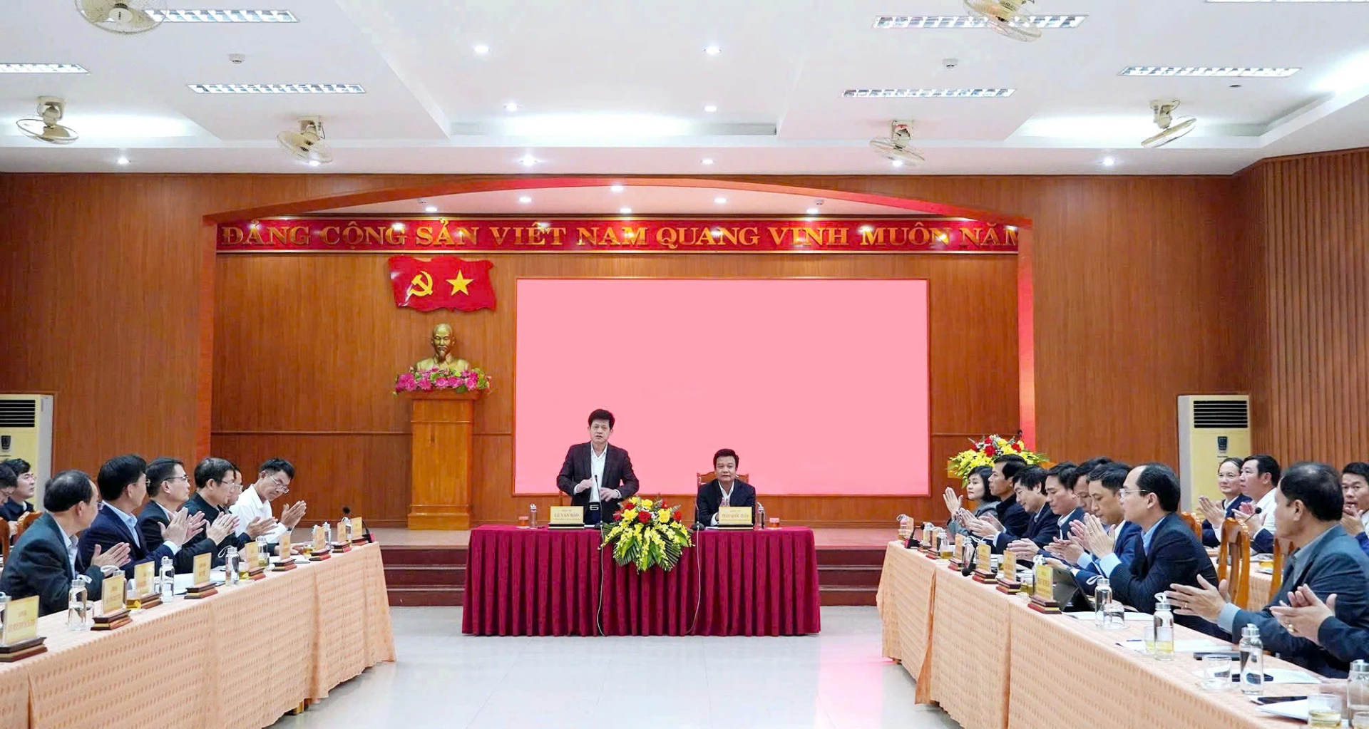 Đồng chí Lê Văn Bảo, Ủy viên Ban Thường vụ Tỉnh ủy, Phó Chủ tịch UBND tỉnh phát biểu chỉ đạo cuộc họp. - Ảnh: Phan Khiêm