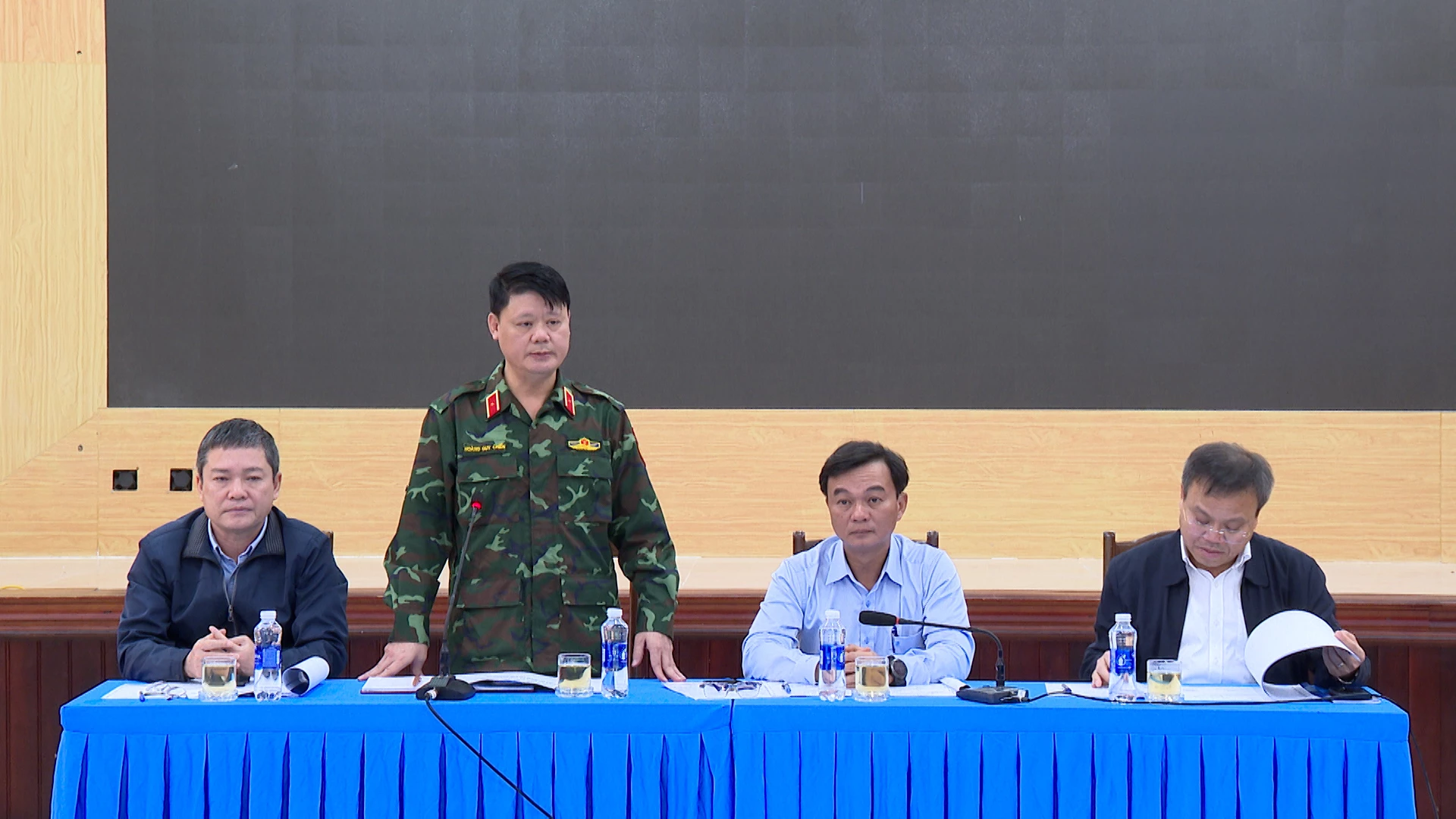 Thiếu tướng Hoàng Duy Chiến, Phó Tư lệnh Quân khu 4 nêu quyết tâm quyết tâm sớm đưa công trình vào sử dụng, giúp bà con ổn định cuộc sống - Ảnh Phước Đạt