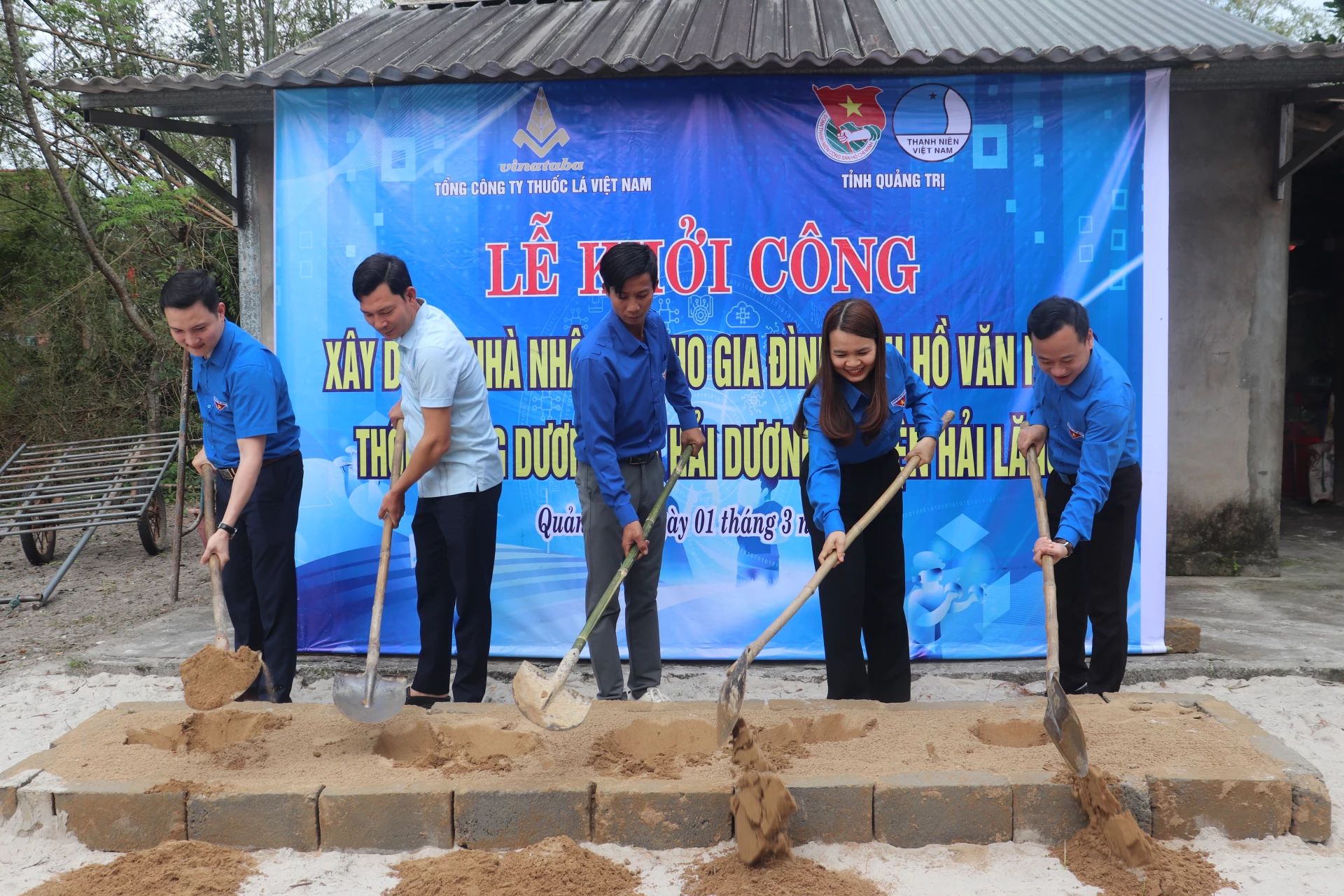 Đoàn thanh niên khởi công công trình nhà ở cho hộ dân có hoàn cảnh khó khăn - Ảnh: N.P