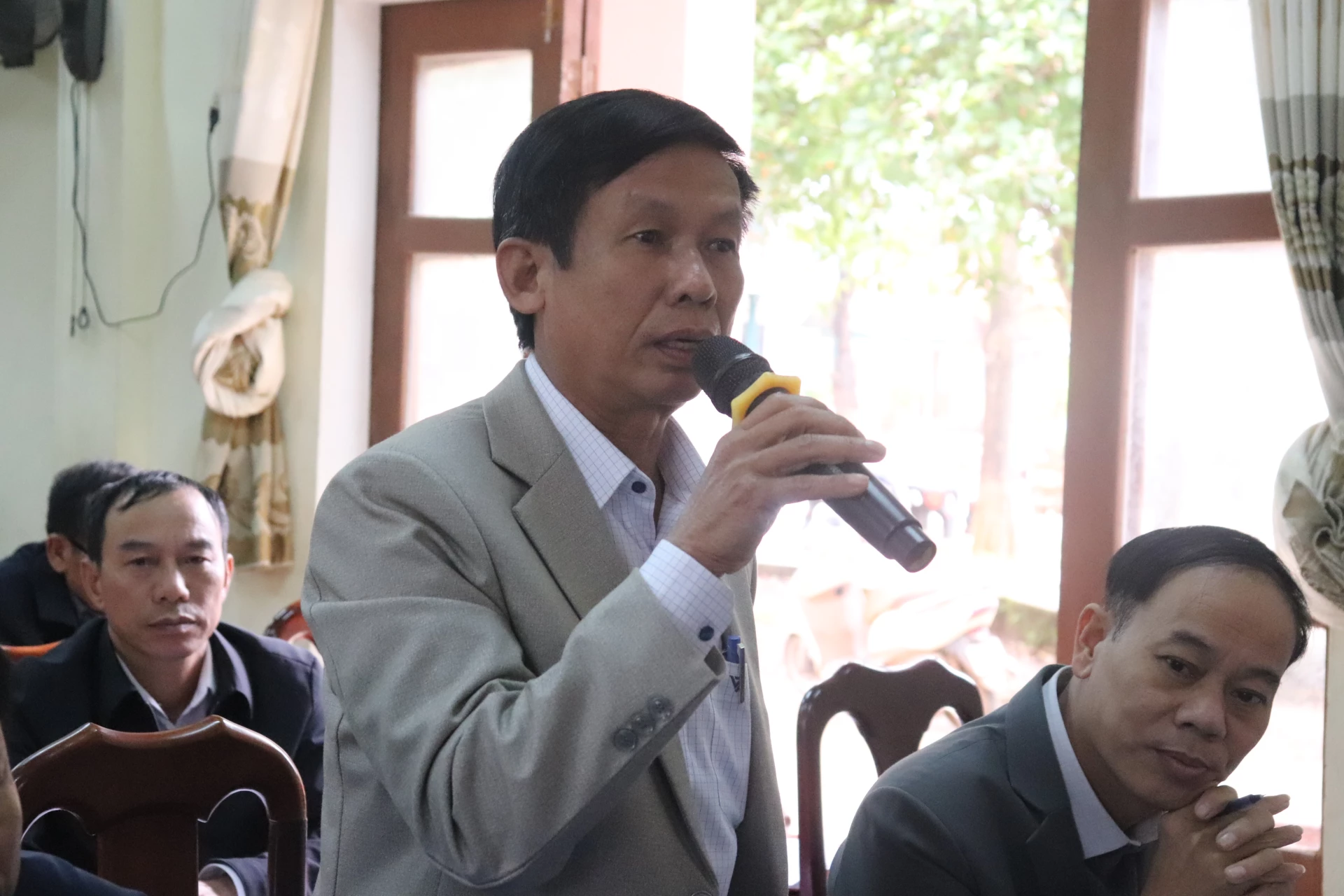 Cử tri xã Cồn Tiên phát biểu tâm tư, nguyện vọng đến tổ đại biểu HĐND tỉnh - Ảnh: T.P