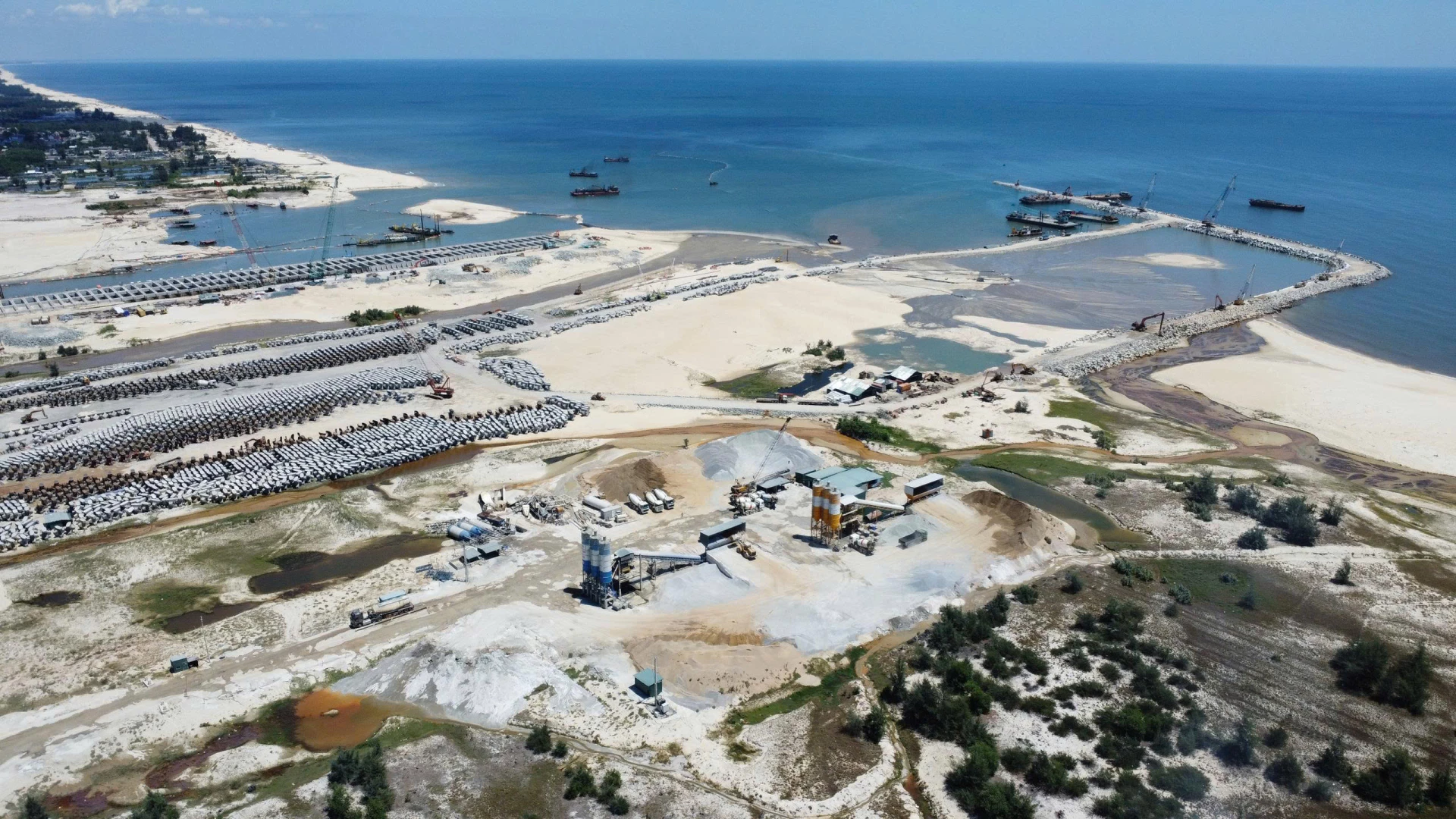 Cảng nước sâu Mỹ Thủy đang được gấp rút hoàn thiện – Ảnh: T.P