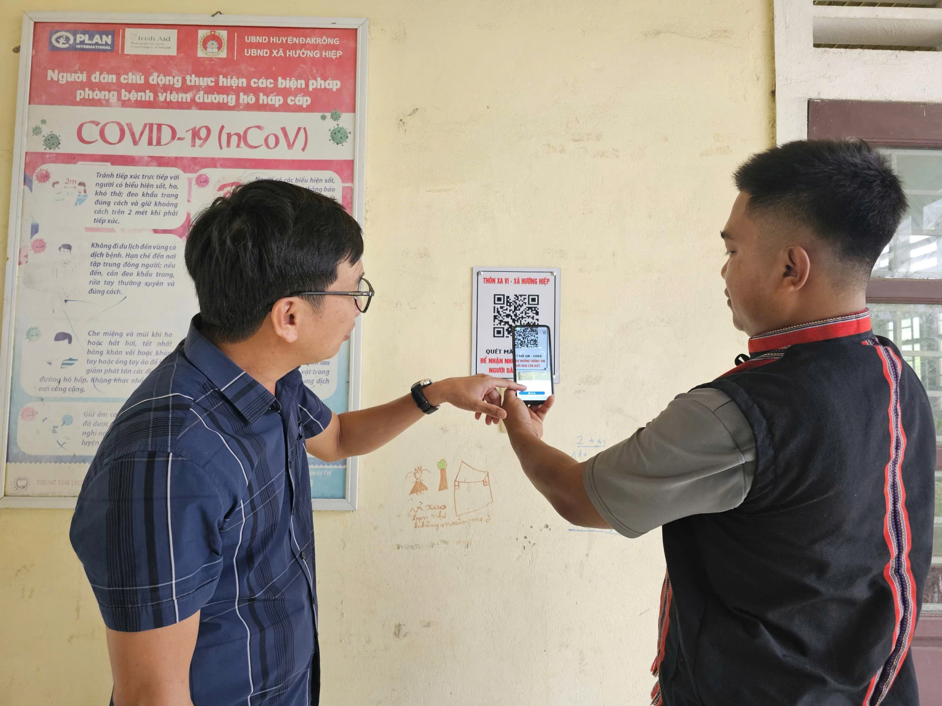 Người dân được hướng dẫn quét mã QR để tìm kiếm thông tin - Ảnh: N.P