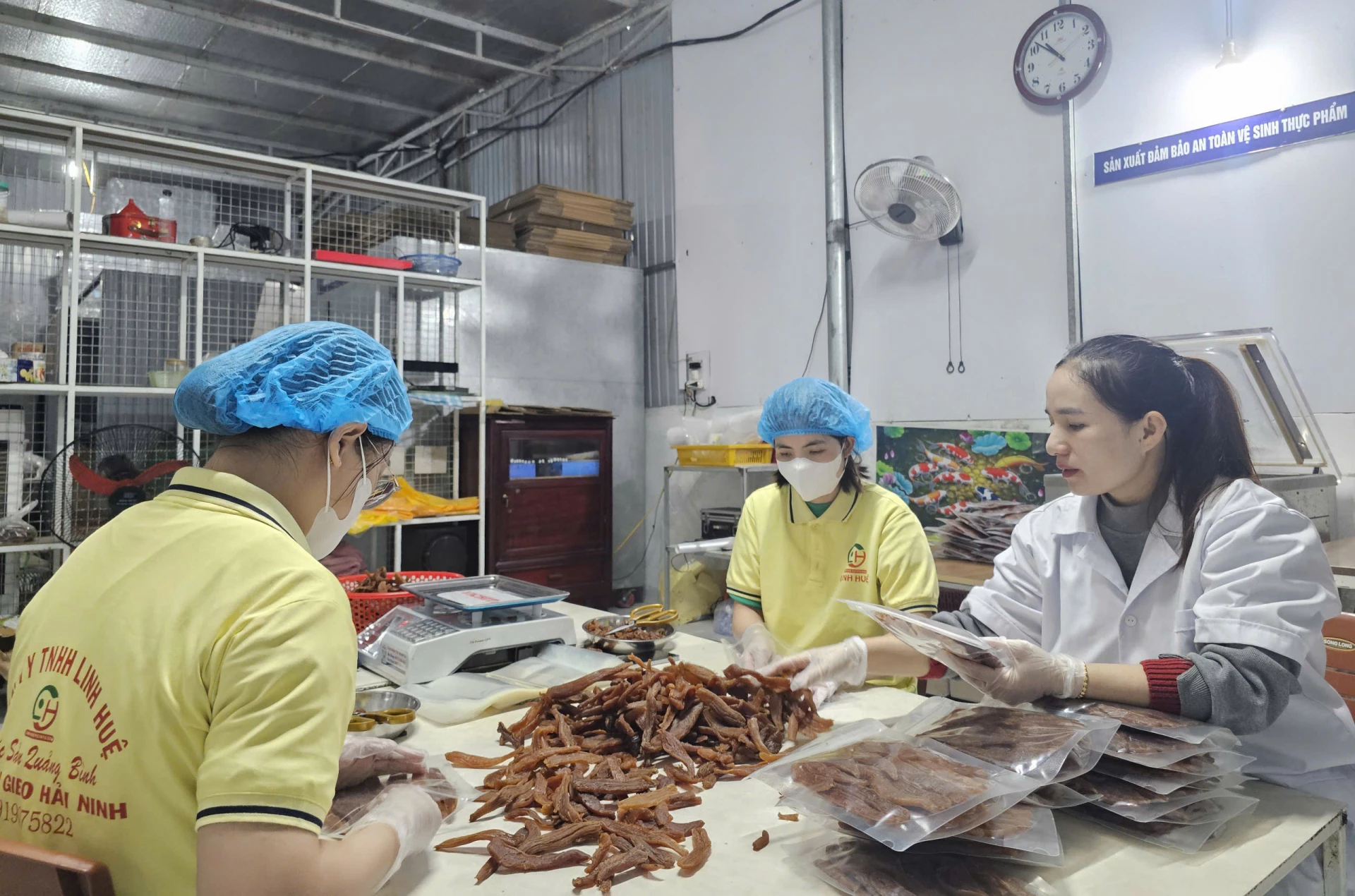 Công ty của chị Trương Thị Huệ tạo việc làm cho nhiều lao động trên địa bàn - Ảnh: T.P