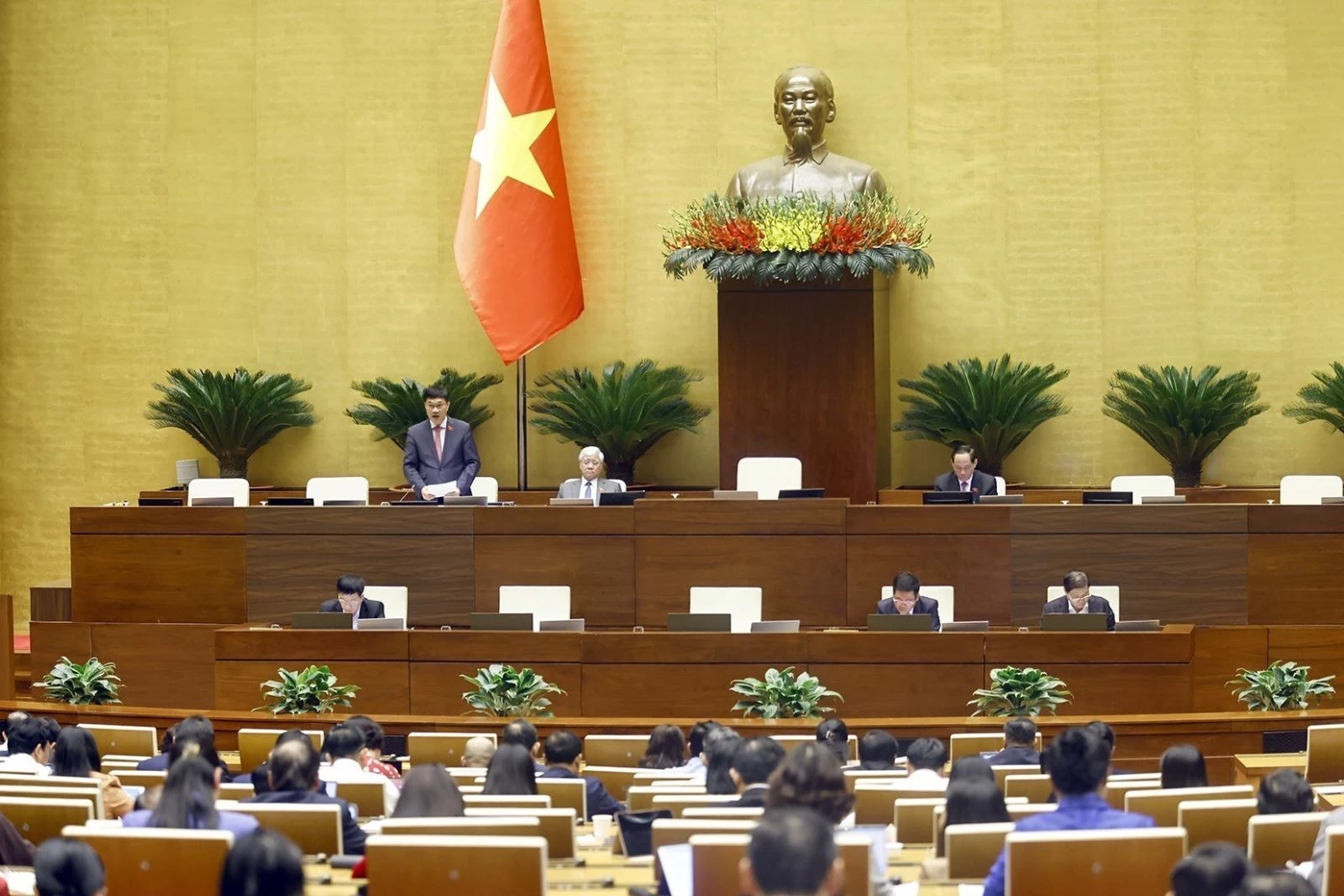 Chiều 8/12/2025, Phó Chủ tịch Quốc hội Vũ Hồng Thanh phát biểu điều hành phiên họp. Ảnh: Doãn Tấn/TTXVN