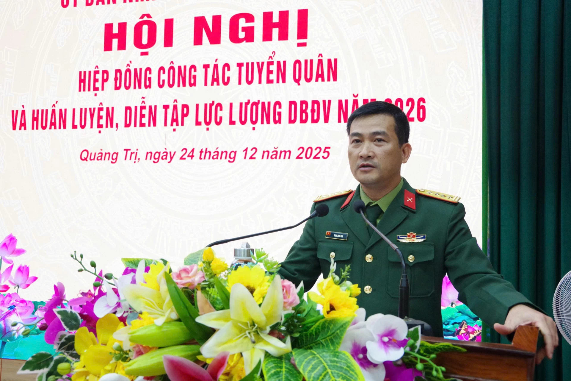 Đại tá Đoàn Sinh Hòa, UVBTVTU, Chỉ huy trưởng Bộ Chỉ huy Quân sự tỉnh, Phó Chủ tịch Thường trực Hội đồng Nghĩa vụ quân sự tỉnh phát biểu tại hội nghị

