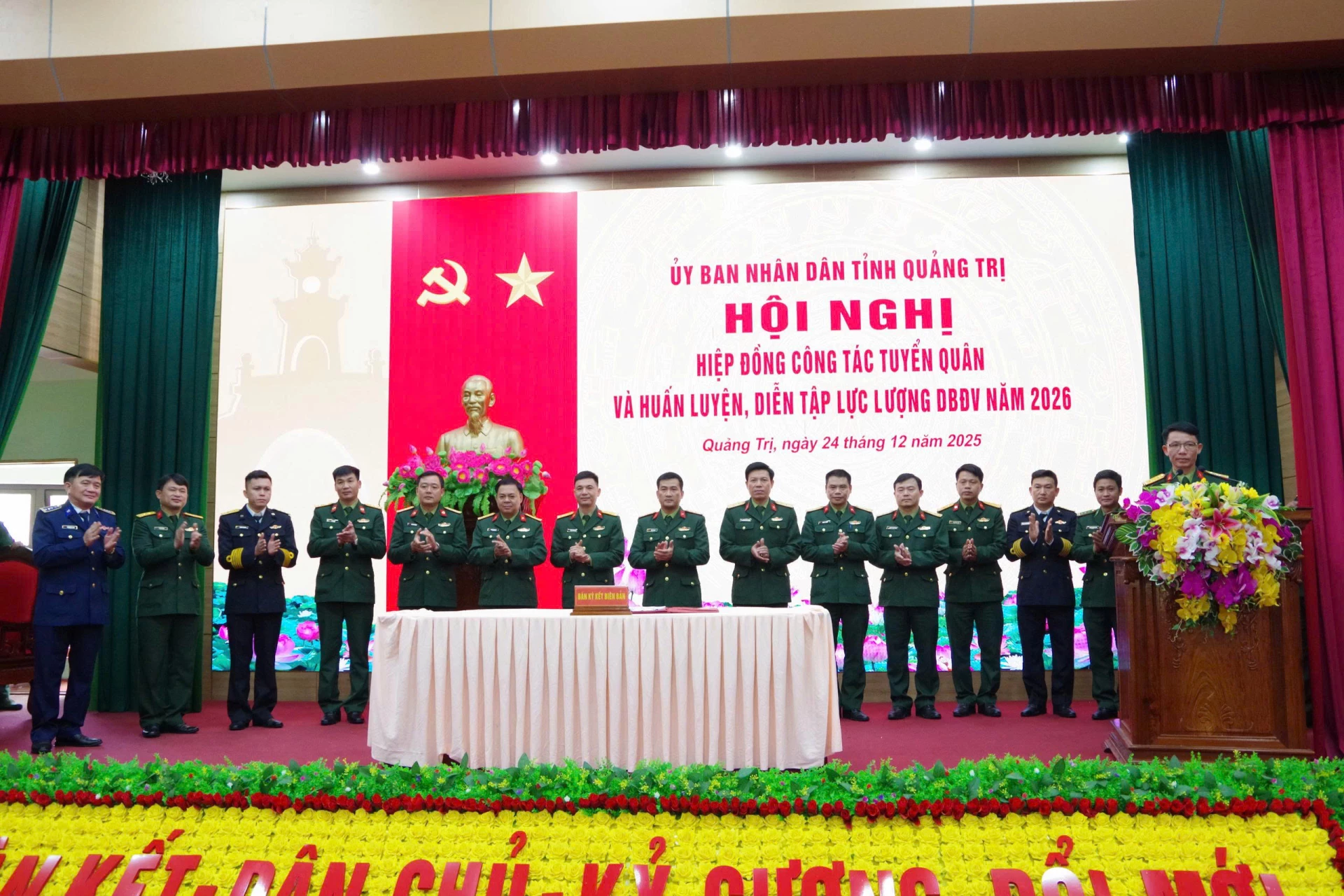 Đại diện đơn vị giao quân, giao nguồn và đơn vị nhận quân, nhận nguồn ký kết biên bản hiệp đồng