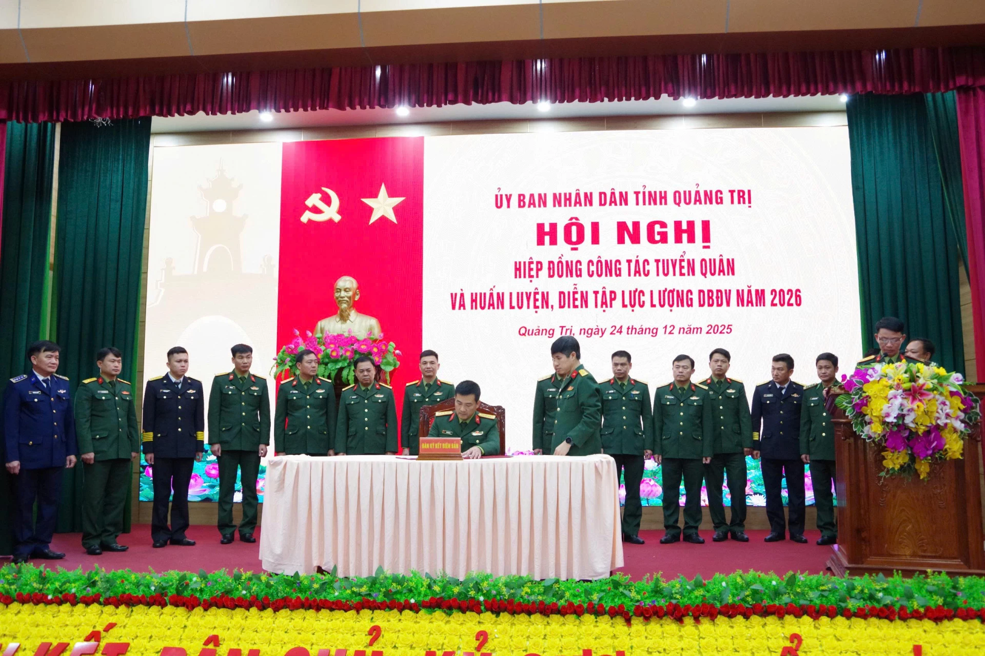 Đại diện đơn vị giao quân, giao nguồn và đơn vị nhận quân, nhận nguồn ký kết biên bản hiệp đồng. Ảnh: Phan Khiêm