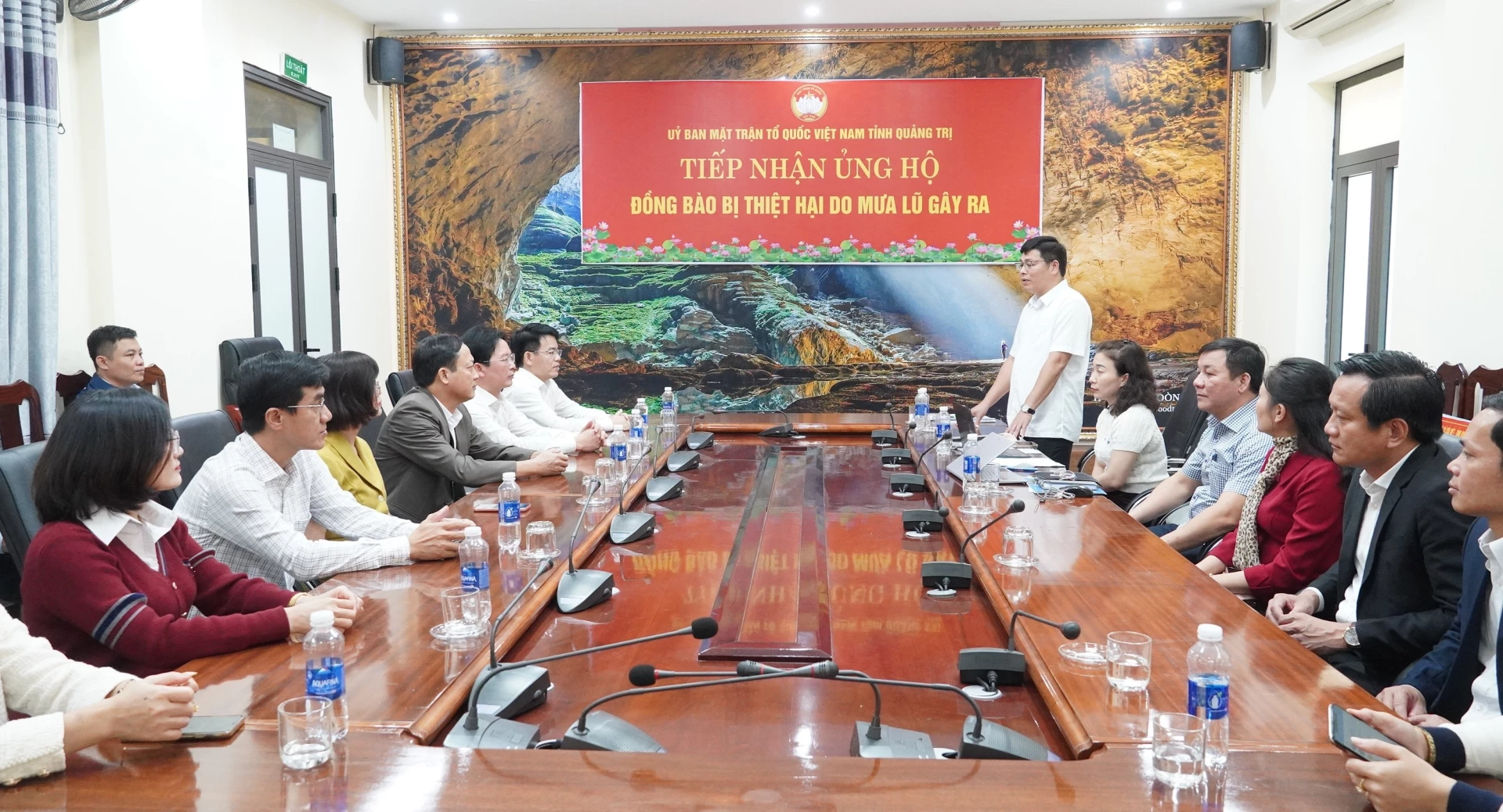 Quang cảnh lễ tiếp nhận ủng hộ - Ảnh: QV