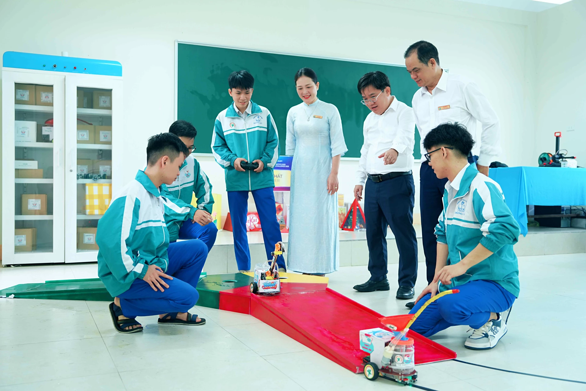 Trong quá trình sáng tạo, nhóm học sinh Trường THPT Đông Hà luôn nhận được sự quan tâm, ủng hộ từ cán bộ, giáo viên nhà trường - Ảnh: Q.H