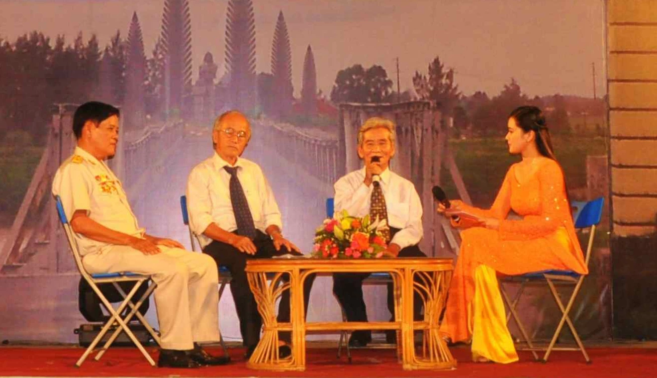 Các nhân chứng lịch sử chia sẻ về ký ức quê chung trong những ngày gian khó - Ảnh: Q.H