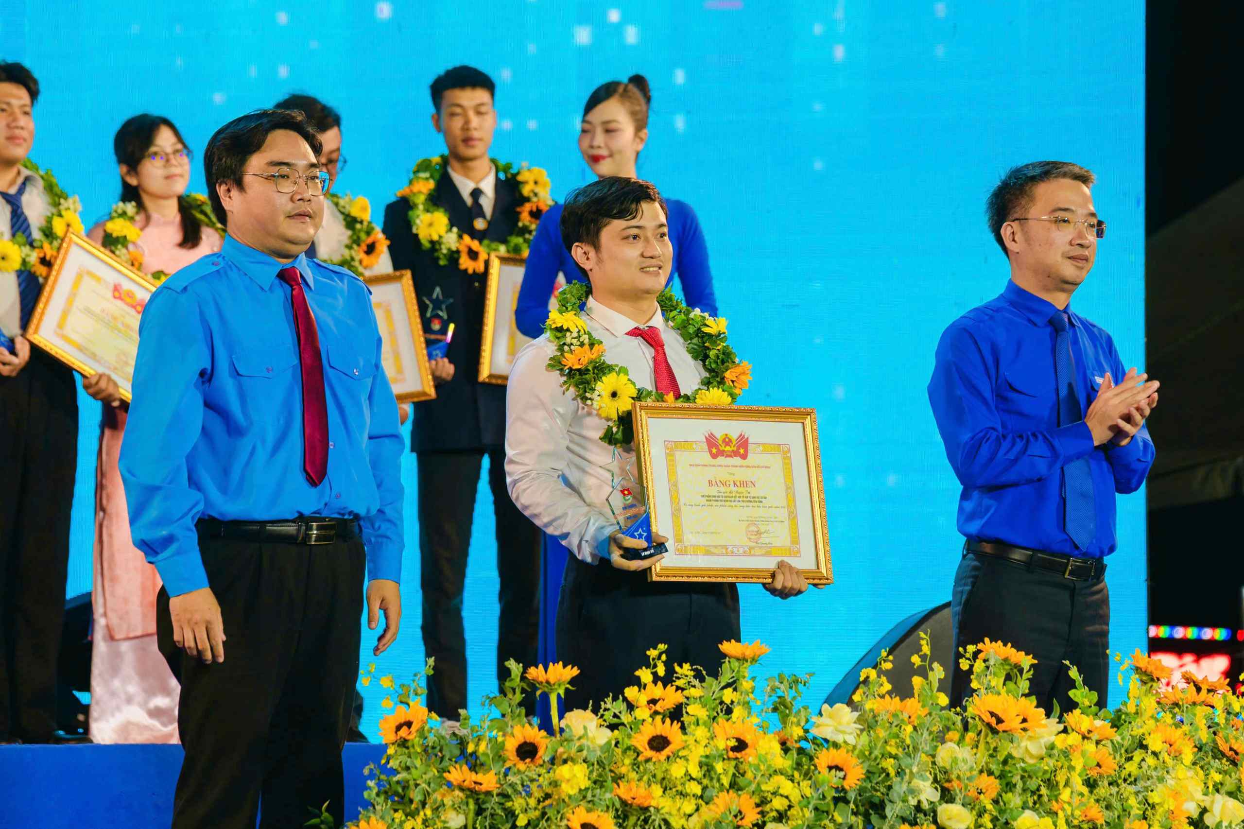 Bạn Lê Ngọc Trí nhận giải thưởng “Tuổi trẻ sáng tạo” của Trung ương Đoàn - Ảnh: Q.H