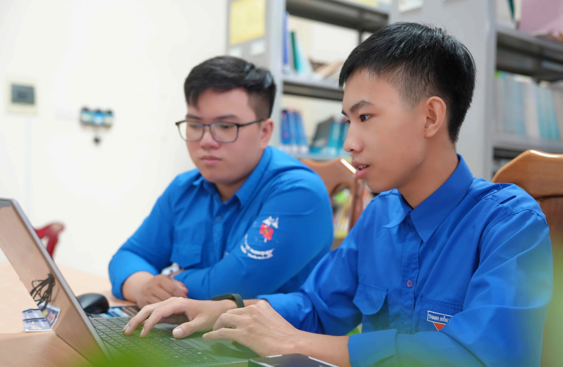 Bạn Nguyễn Hoàng Vũ (phải) vẫn từng ngày miệt mài nghiên cứu, sáng tạo để cho ra đời những dự án hay - Ảnh: Q.H