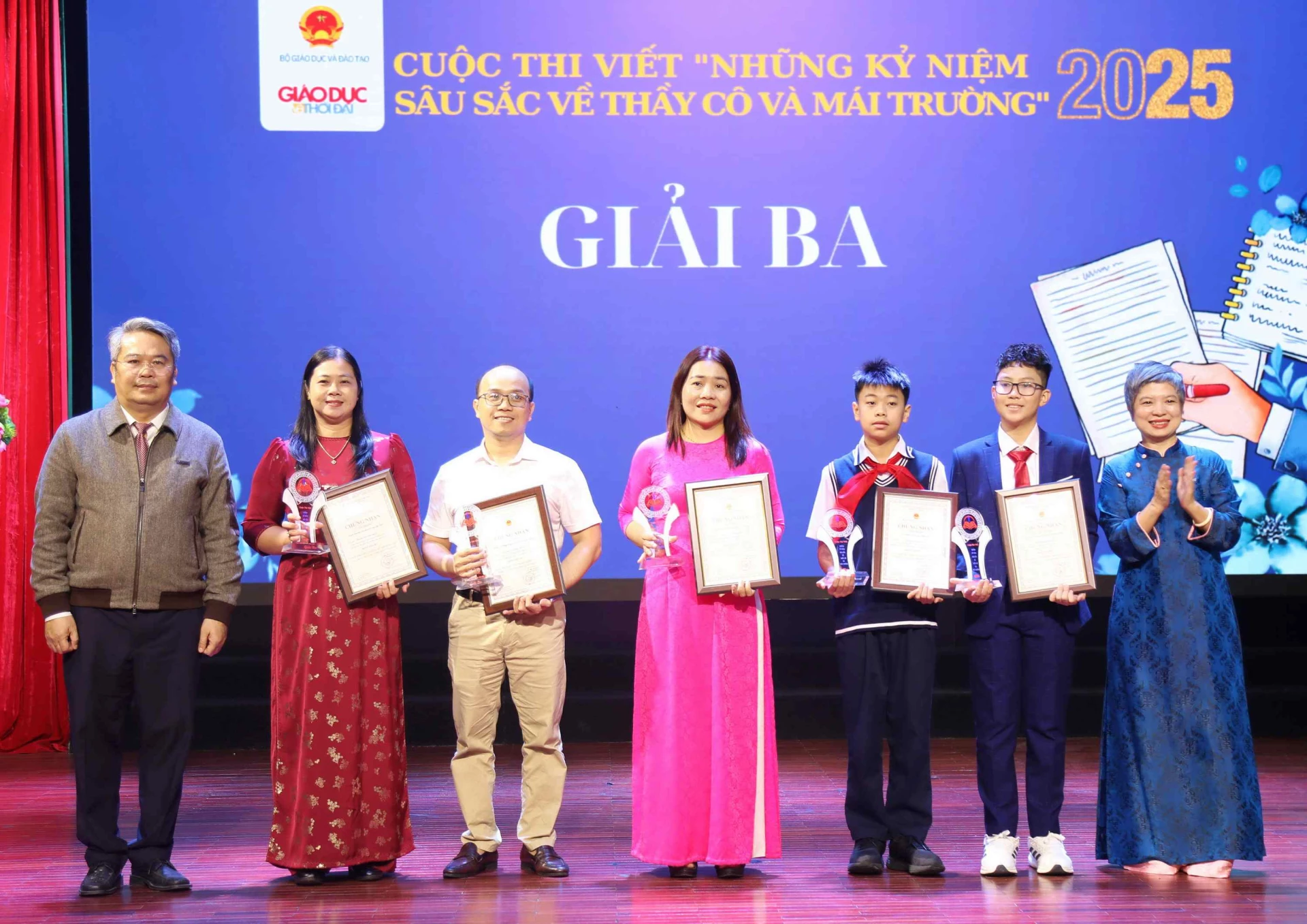 Thầy giáo Nguyễn Văn Nhật Thành (đứng thứ 3 từ trái sang) nhận giải Ba cuộc thi viết “Những kỷ niệm sâu sắc về thầy cô và mái trường” - Ảnh: Q.H