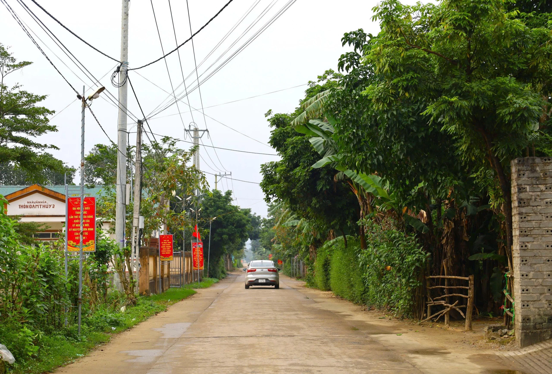 Một tuyến đường giao thông nông thôn sạch đẹp tại xã Tuyên Phú - Ảnh: T.L