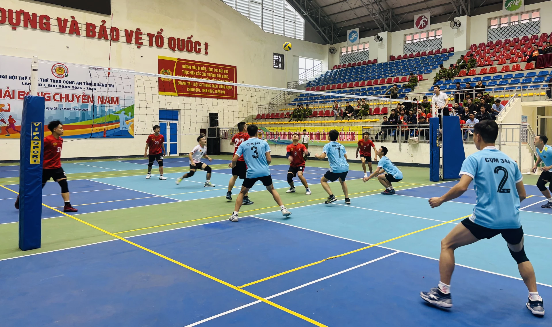 Sau lễ khai mạc đã diễn ra trận đấu bóng chuyền nam hấp dẫn, gay cấn - Ảnh: K.H