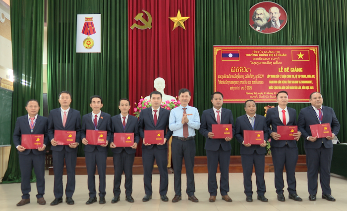 Bế giảng lớp trung cấp lý luận chính trị dành cho cán bộ hai tỉnh của nước bạn Lào