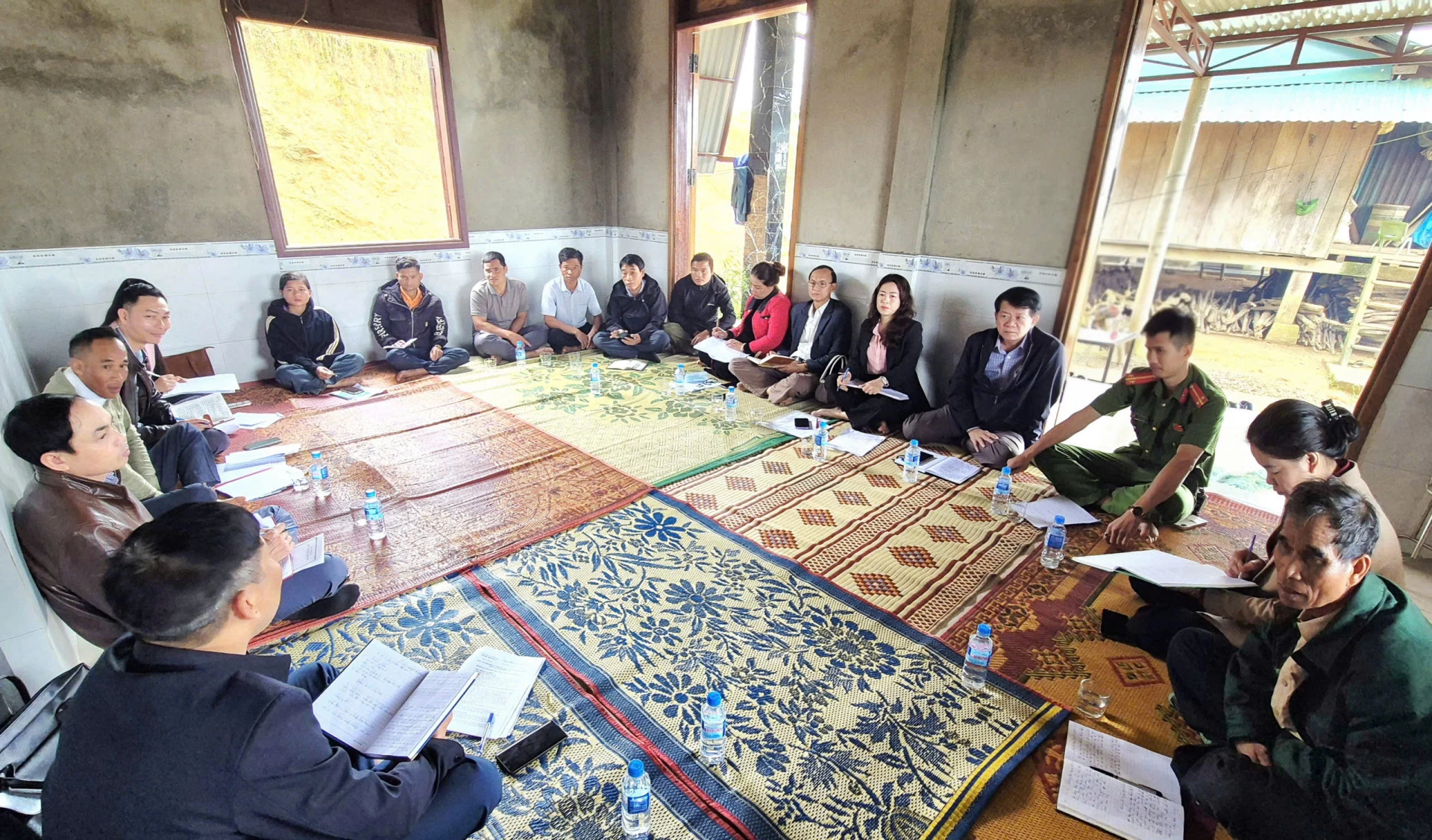 Đoàn công tác của BTV Đảng ủy xã Tân Lập làm việc với Chi bộ thôn Ra Ty về tình hình triển khai nghị quyết đại hội Đảng các cấp - Ảnh: K.S