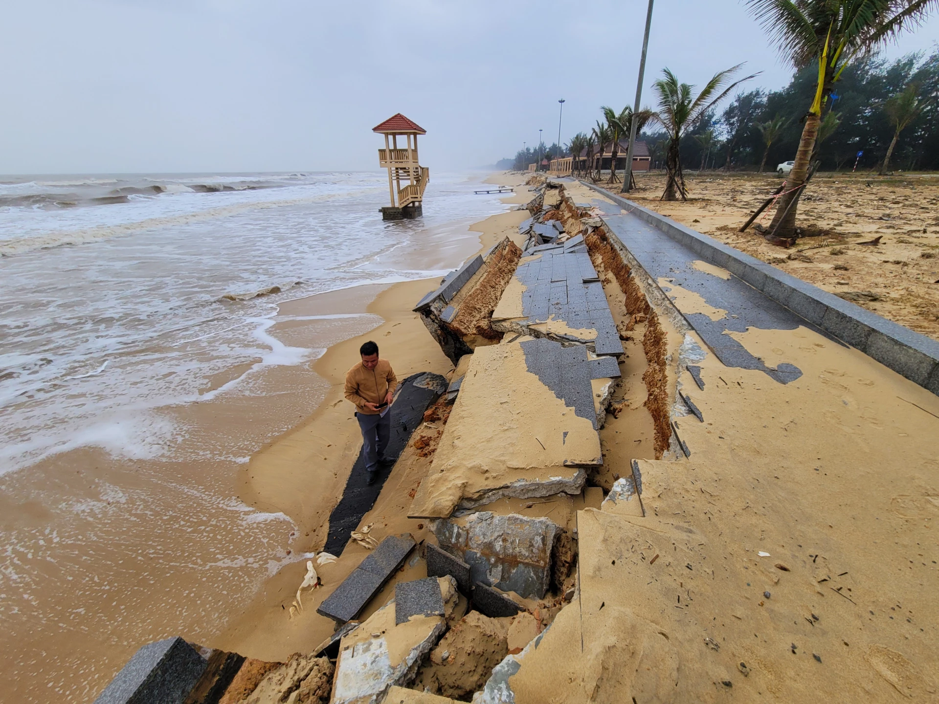 Bãi tắm cộng đồng Trung Giang bị sạt lở nghiêm trọng - Ảnh: T.T