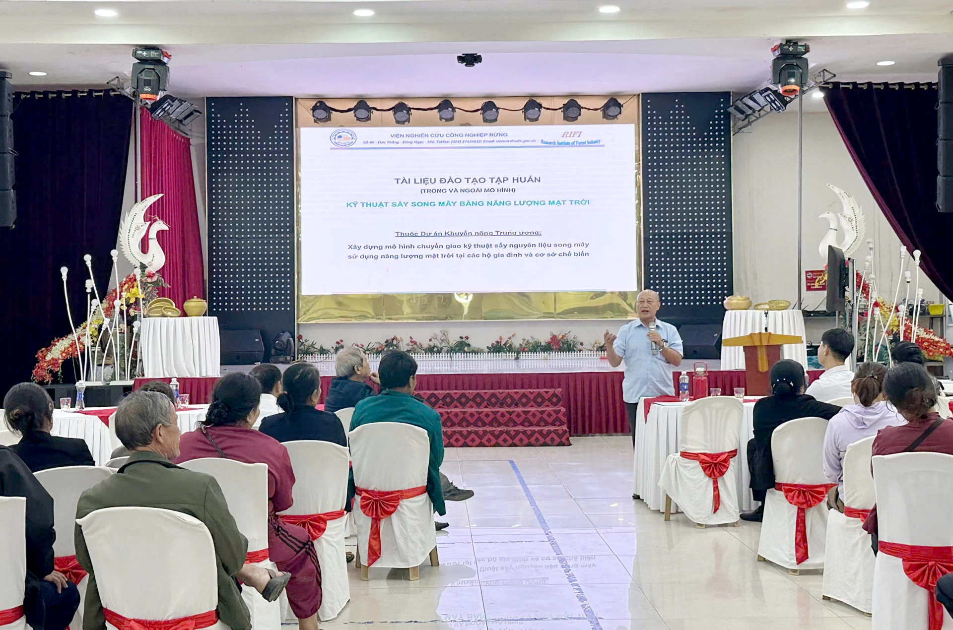 Lớp tập huấn “Chuyển giao kỹ thuật sấy nguyên liệu song mây sử dụng năng lượng mặt trời tại các hộ gia đình và cơ sở chế biến” tổ chức ở xã Đồng Lê-Ảnh: T.Long.